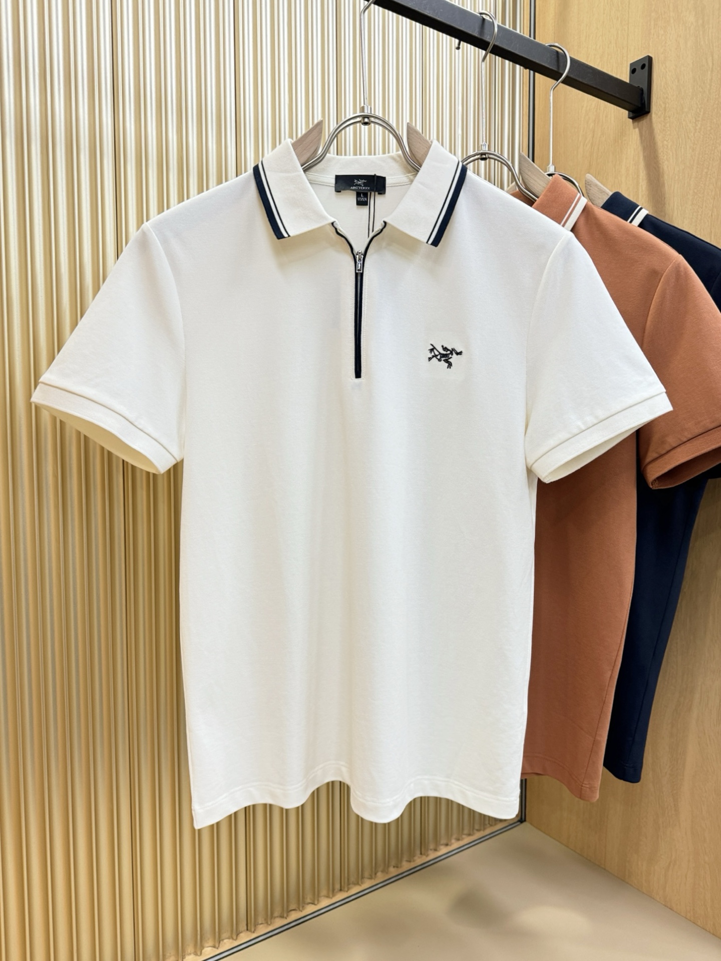 NO:455150,ARC'TERYX/Archaew Bird 2025 official spring and summer new style, counters are launched simultaneously. Men's lapel short-sleeved POLO shirt, high-end main line series, imported bead mercerized cotton fabric, first-class texture, excellent skin-friendly, silky and delicate touch, fashionable three-button opening and closing placket design, paired with small lapels, fashionable and age-reducing, the upper body is full of Italian tone, full of shape. M-4XL, arc'teryx, T-shirt, alexander wang19860909ARC‘TERYX/始祖鸟 2025官方春夏新款 专柜同步上市 男士翻领短袖POLO衫,高端主线系列,进口珠地丝光棉面料,质感一流,亲肤性极佳,触感丝滑细腻,时尚三扣开合门襟设计,搭配小翻领时尚且减龄,上身满满的意式腔调感,型格十足.码数M-4XL,arc'teryx,T-shirt,alexander wang,Men's clothing