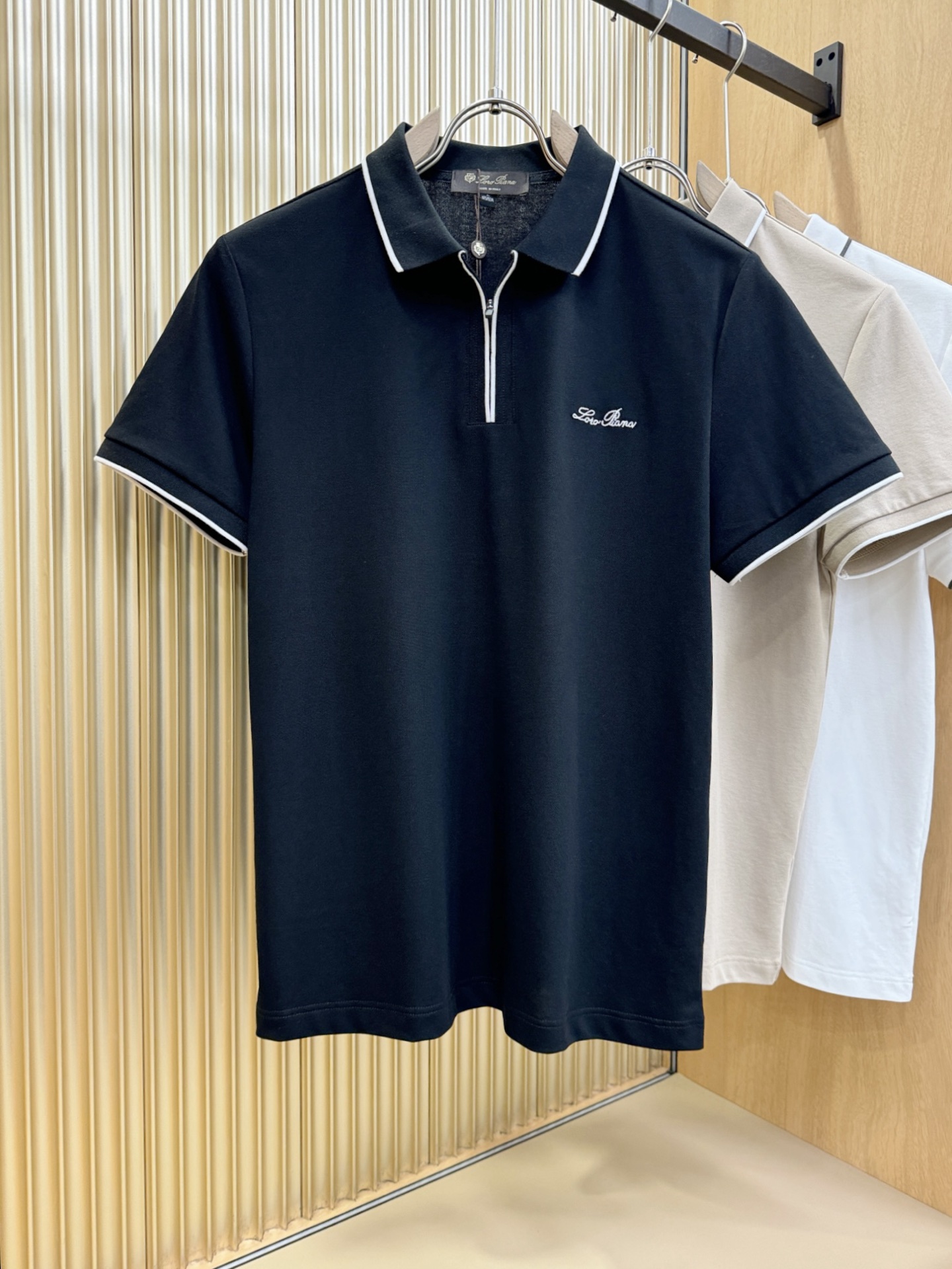 NO:455157,Loro Piana Nouyou Pianya 2025 official spring and summer new style, counters are launched simultaneously. Men's lapel short-sleeved POLO shirt, high-end main line series, imported pearl mercerized cotton fabric, first-class texture, excellent skin-friendly, silky and delicate touch, fashionable three-button opening and closing placket design, paired with small lapels, fashionable and age-reducing, the upper body is full of Italian tone, full of shape. M-4XL.,,loro pigana, T-shirt, alexander wang19860909Loro Piana诺悠翩雅 2025官方春夏新款 专柜同步上市 男士翻领短袖POLO衫,高端主线系列,进口珠地丝光棉面料,质感一流,亲肤性极佳,触感丝滑细腻,时尚三扣开合门襟设计,搭配小翻领时尚且减龄,上身满满的意式腔调感,型格十足.码数M-4XL.,,loro piana,T-shirt,alexander wang,Men's clothing