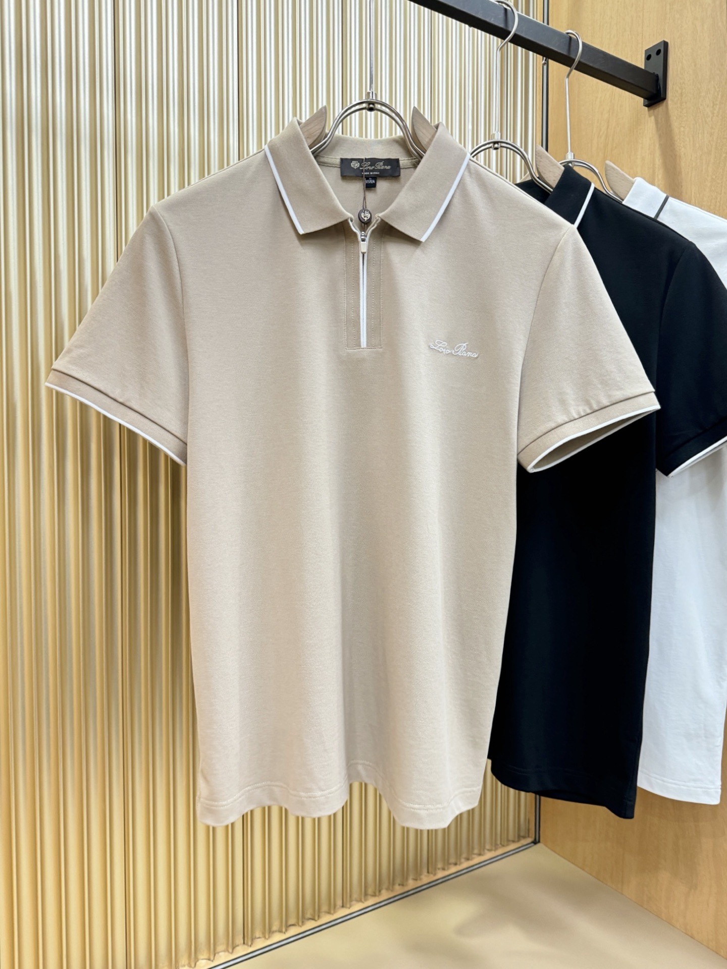 NO:455152,Loro Piana Nouyou Pianya 2025 official spring and summer new style, counters are launched simultaneously. Men's lapel short-sleeved POLO shirt, high-end main line series, imported pearl mercerized cotton fabric, first-class texture, excellent skin-friendly, silky and delicate touch, fashionable three-button opening and closing placket design, paired with small lapels, fashionable and age-reducing, the upper body is full of Italian tone, full of shape. M-4XL, loro pigana, T-shirt, alexander wang19860909Loro Piana诺悠翩雅 2025官方春夏新款 专柜同步上市 男士翻领短袖POLO衫,高端主线系列,进口珠地丝光棉面料,质感一流,亲肤性极佳,触感丝滑细腻,时尚三扣开合门襟设计,搭配小翻领时尚且减龄,上身满满的意式腔调感,型格十足.码数M-4XL,,loro piana,T-shirt,alexander wang,Men's clothing