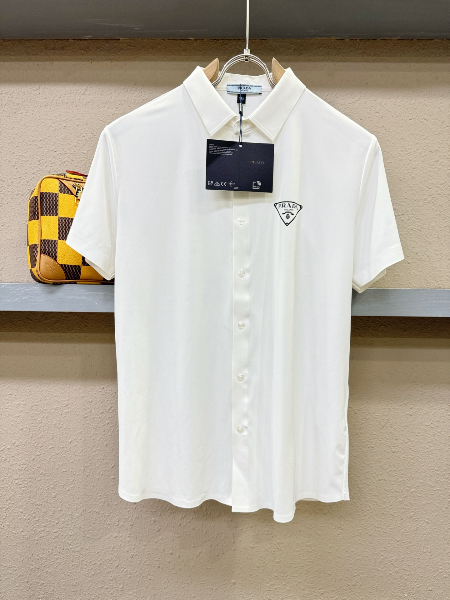 NO:429114,PRADA new shirts, with rare channels for trading companies, and are on sale on the official website!  The classic casual shirt is matched with a unique design, simple, clean, classic and fashionable style design, which is a versatile style that can be switched at will. The fabric feels soft and delicate, and is extremely moisture-absorbing and breathable. It is comfortable to wear close to the body and skin-friendly. You can wear it alone or as a coat to wear it. Its versatile performance is beyond your imagination!  The top of the ready-to-wear is simple and fashionable without losing its elegance!  Code number M-4XL, prada, prada, jackets & coats,shirts,alexander wang19860909PRADA 普拉达 新款衬衫,贸易公司渠道稀出,领先官网发售！经典休闲衬衫搭配独特的设计,简洁干净、经典时髦的版型设计,属于可随意切换风格的百搭款式,面料手感软糯细腻,极具吸湿透气性,贴身着穿亲肤舒适,即可单穿内搭、也可用来作为外套着穿搭配,其百搭性能超乎你的想象！成衣上身简约时髦又不失优雅感！码数M-4XL,,prada,prada,jackets & coats,shirts,alexander wang,Men's clothing