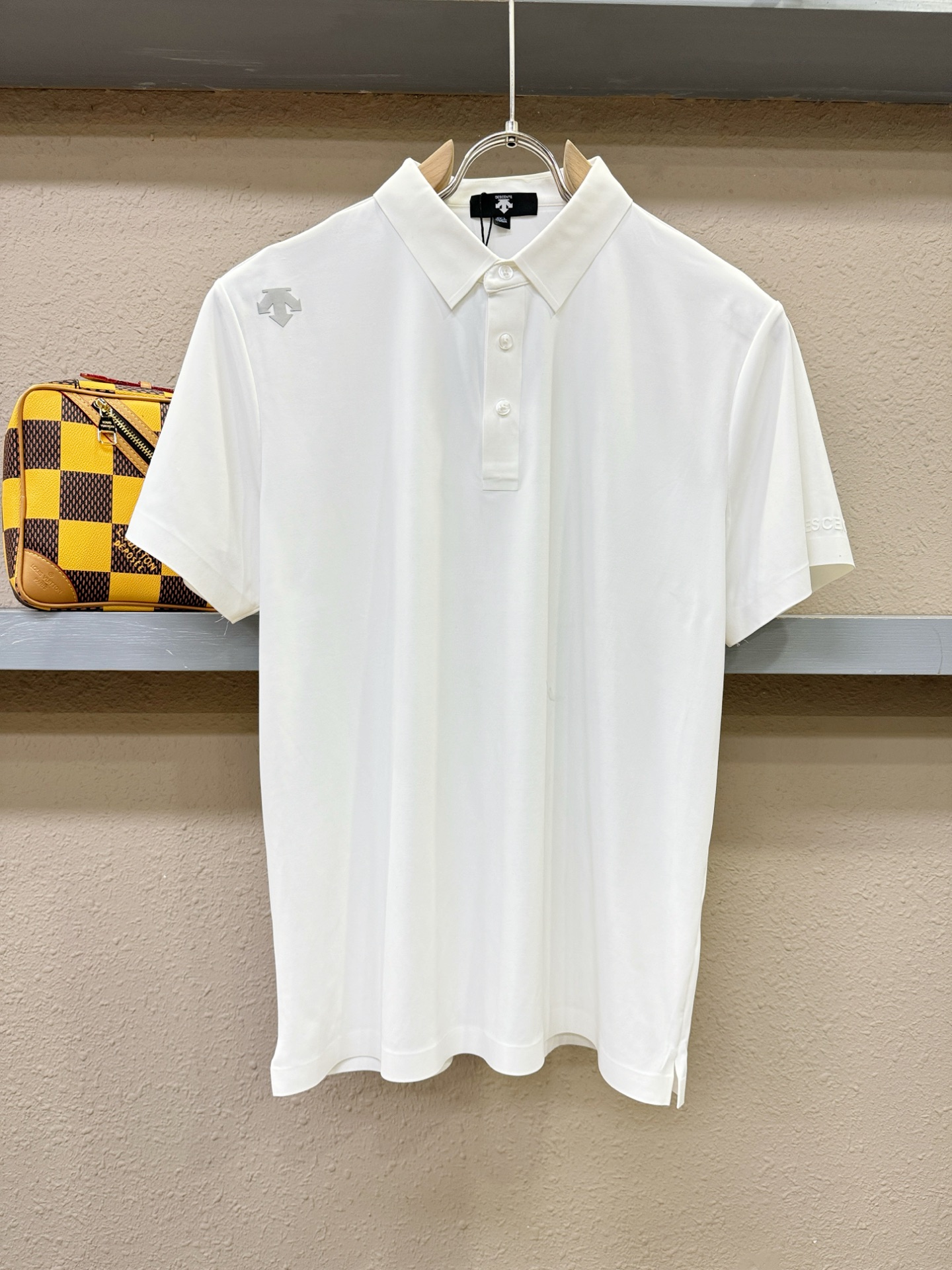 NO:462299,DESCENTE 2025 official spring and summer new style, counter is launched simultaneously. Men's lapel short-sleeved POLO shirt, high-end main line series, imported original fabric, first-class texture, excellent skin-friendliness, smooth and delicate touch, fashionable three-button opening and closing placket design, paired with small lapels, fashionable and age-reducing, the upper body is full of Italian tone, full of shape. M-4XL, T-shirt, alexander wang19860909DESCENTE迪桑特 2025官方春夏新款 专柜同步上市 男士翻领短袖POLO衫,高端主线系列,进口原版面料,质感一流,亲肤性极佳,触感丝滑细腻,时尚三扣开合门襟设计,搭配小翻领时尚且减龄,上身满满的意式腔调感,型格十足.码数M-4XL,,T-shirt,alexander wang,Men's clothing