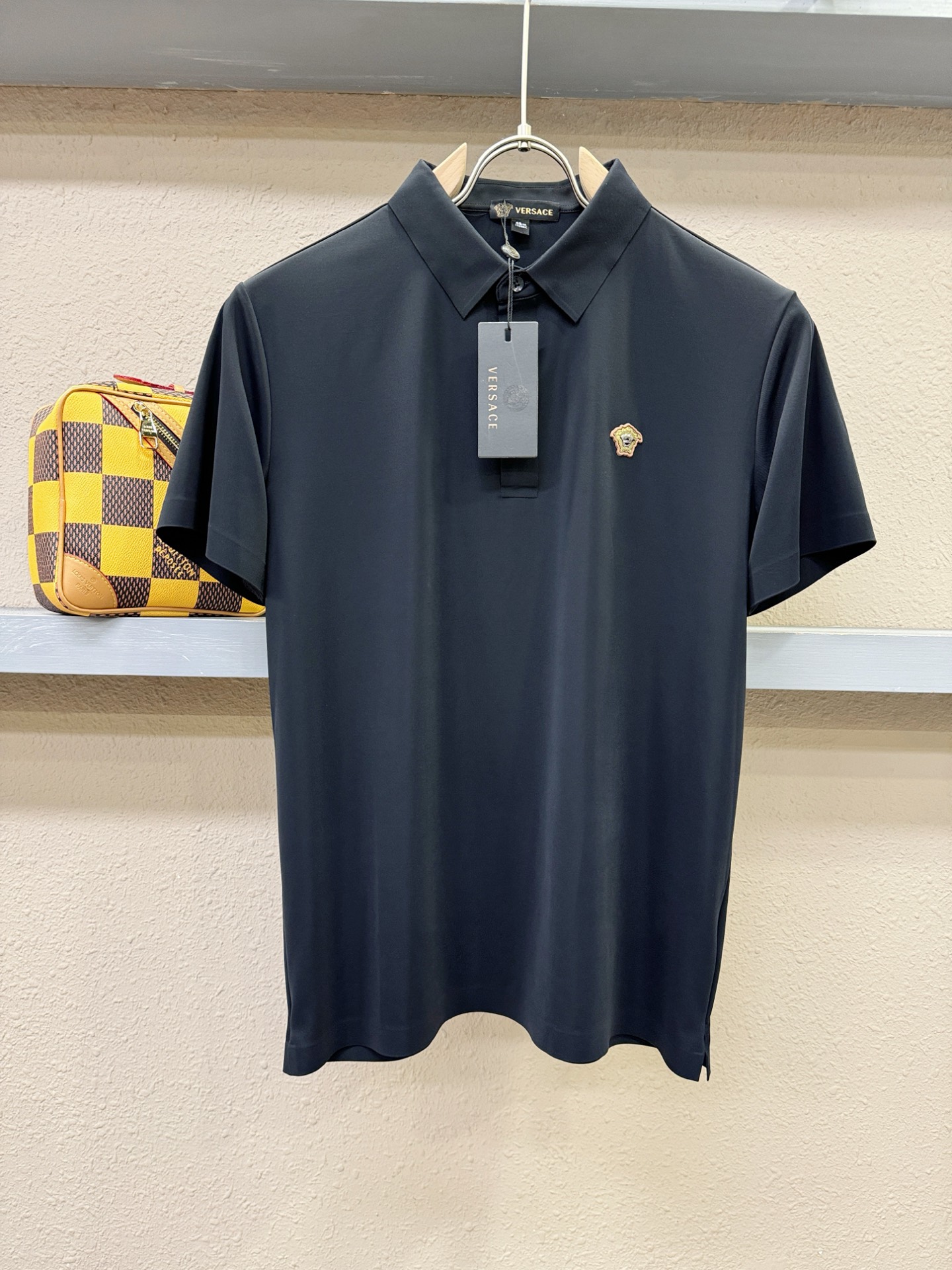 NO:462333,Versace 2025 official spring and summer new style, counters are launched simultaneously. Men's lapel short-sleeved POLO shirt, high-end main line series, imported original fabric, first-class texture, excellent skin-friendliness, smooth and delicate touch, fashionable three-button opening and closing placket design, paired with small lapels, fashionable and age-reducing, the upper body is full of Italian tone, full of shape. M-4XL, versace, versace, T-shirt, alexander wang19860909Versace 范思哲 2025官方春夏新款 专柜同步上市 男士翻领短袖POLO衫,高端主线系列,进口原版面料,质感一流,亲肤性极佳,触感丝滑细腻,时尚三扣开合门襟设计,搭配小翻领时尚且减龄,上身满满的意式腔调感,型格十足.码数M-4XL,,versace,versace,T-shirt,alexander wang,Men's clothing