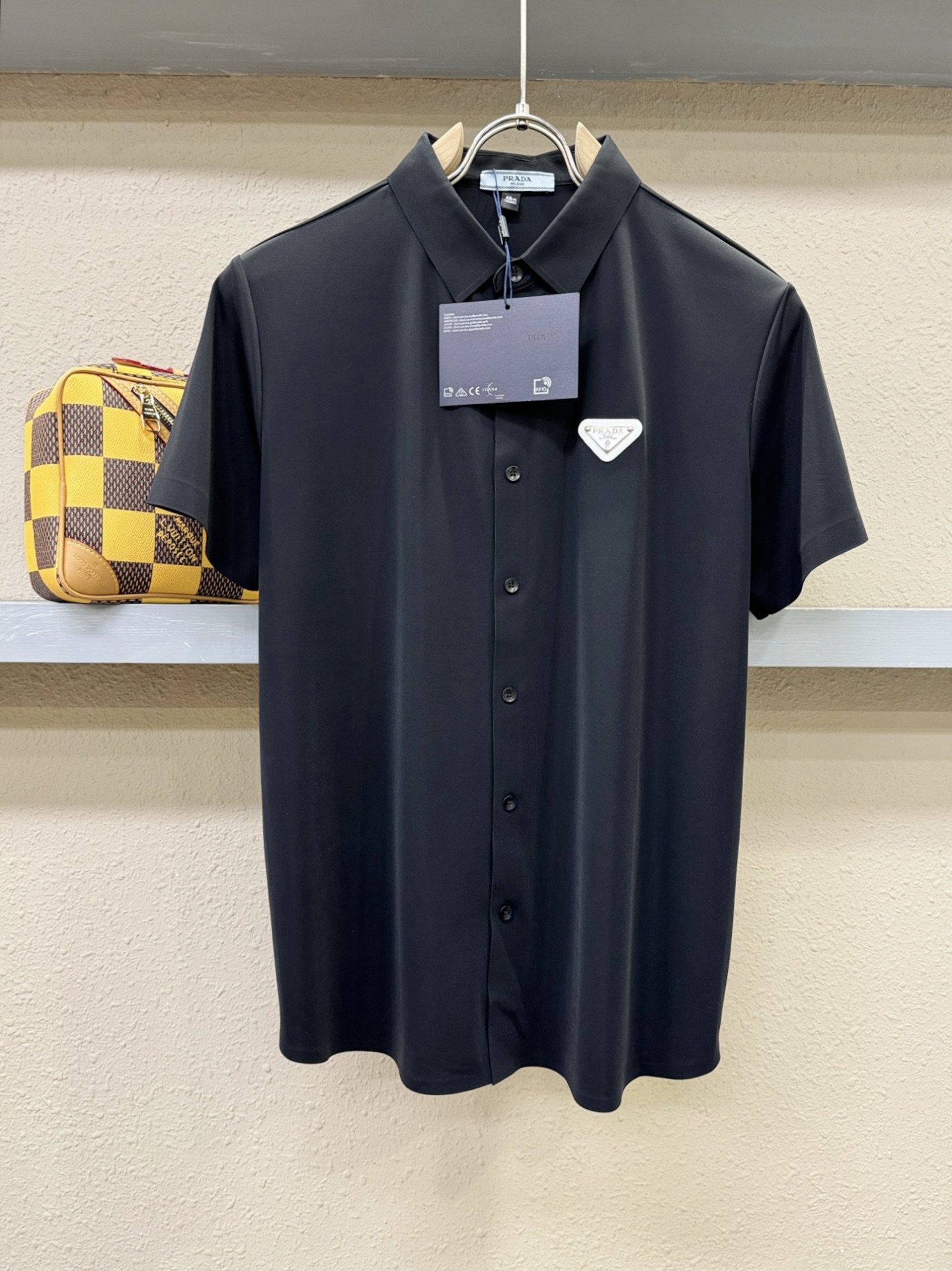 NO:429110,PRADA new shirts, with rare channels for trading companies, and are on sale on the official website!  The classic casual shirt is matched with a unique design, simple, clean, classic and fashionable style design, which is a versatile style that can be switched at will. The fabric feels soft and delicate, and is extremely moisture-absorbing and breathable. It is comfortable to wear close to the body and skin-friendly. You can wear it alone or as a coat to wear it. Its versatile performance is beyond your imagination!  The top of the ready-to-wear is simple and fashionable without losing its elegance!  Code number M-4XL, prada, prada, jackets & coats,shirts,alexander wang19860909PRADA 普拉达 新款衬衫,贸易公司渠道稀出,领先官网发售！经典休闲衬衫搭配独特的设计,简洁干净、经典时髦的版型设计,属于可随意切换风格的百搭款式,面料手感软糯细腻,极具吸湿透气性,贴身着穿亲肤舒适,即可单穿内搭、也可用来作为外套着穿搭配,其百搭性能超乎你的想象！成衣上身简约时髦又不失优雅感！码数M-4XL,,prada,prada,jackets & coats,shirts,alexander wang,Men's clothing