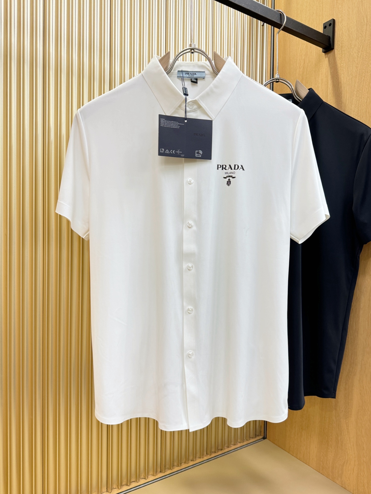 NO:429106,PRADA new shirts, with rare channels for trading companies, and are on sale on the official website!  The classic casual shirt is matched with a unique design, simple, clean, classic and fashionable style design, which is a versatile style that can be switched at will. The fabric feels soft and delicate, and is extremely moisture-absorbing and breathable. It is comfortable to wear close to the body and skin-friendly. You can wear it alone or as a coat to wear it. Its versatile performance is beyond your imagination!  The top of the ready-to-wear is simple and fashionable without losing its elegance!  Code number M-4XL, prada, prada, jackets & coats,shirts,alexander wang19860909PRADA 普拉达 新款衬衫,贸易公司渠道稀出,领先官网发售！经典休闲衬衫搭配独特的设计,简洁干净、经典时髦的版型设计,属于可随意切换风格的百搭款式,面料手感软糯细腻,极具吸湿透气性,贴身着穿亲肤舒适,即可单穿内搭、也可用来作为外套着穿搭配,其百搭性能超乎你的想象！成衣上身简约时髦又不失优雅感！码数M-4XL,,prada,prada,jackets & coats,shirts,alexander wang,Men's clothing