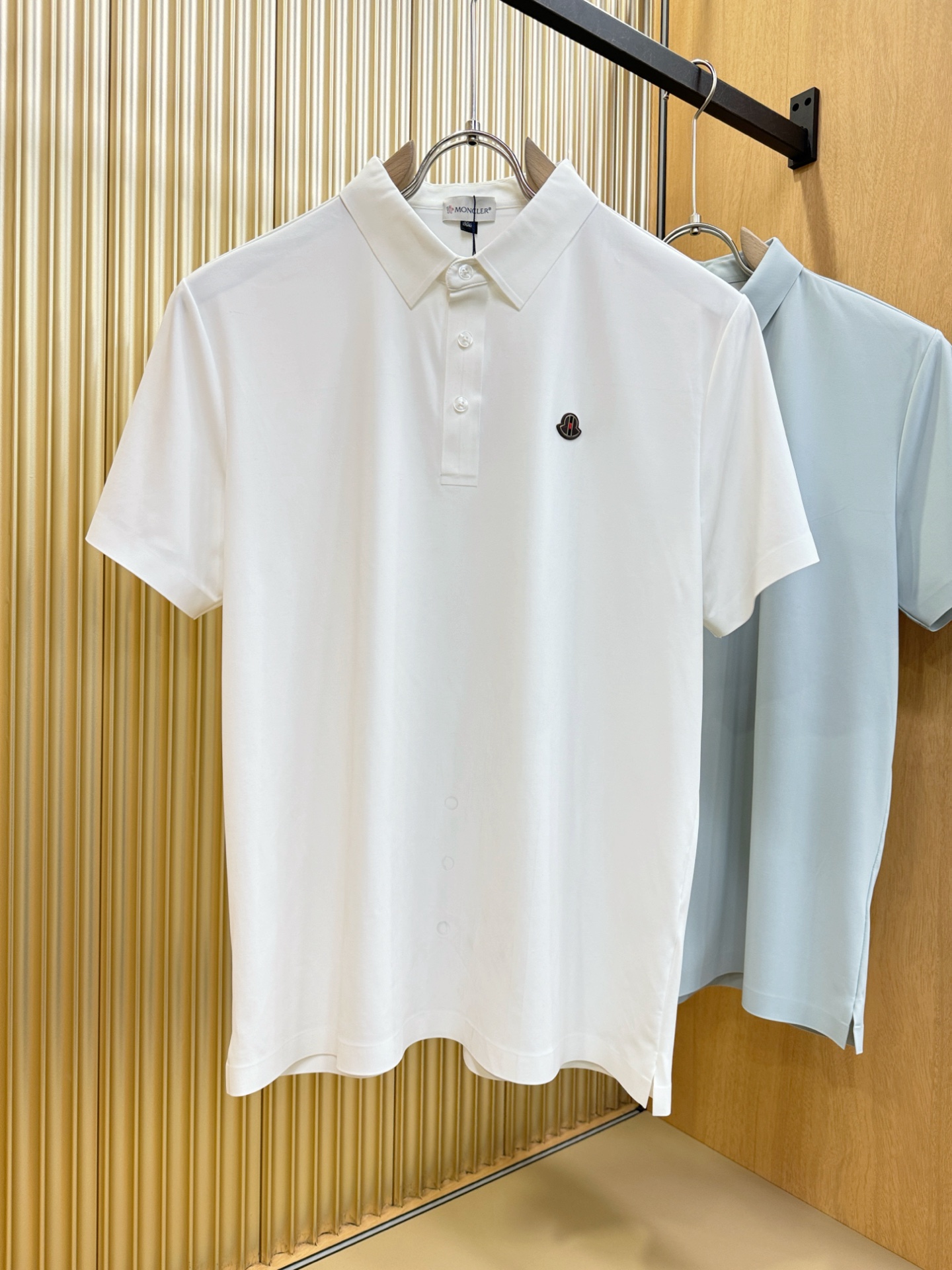 NO:462326,Moncler hooded 2025 official spring and summer new style, counters are launched simultaneously. Men's lapel short-sleeved POLO shirt, high-end main line series, imported original fabric, first-class texture, excellent skin-friendliness, silky and delicate touch, fashionable three-button opening and closing placket design, paired with small lapels, fashionable and age-reducing, the upper body is full of Italian tone, full of shape. M-4XL, Moncler, T-shirt, alexander wang19860909Moncler蒙口 2025官方春夏新款 专柜同步上市 男士翻领短袖POLO衫,高端主线系列,进口原版面料,质感一流,亲肤性极佳,触感丝滑细腻,时尚三扣开合门襟设计,搭配小翻领时尚且减龄,上身满满的意式腔调感,型格十足.码数M-4XL,,Moncler,T-shirt,alexander wang,Men's clothing