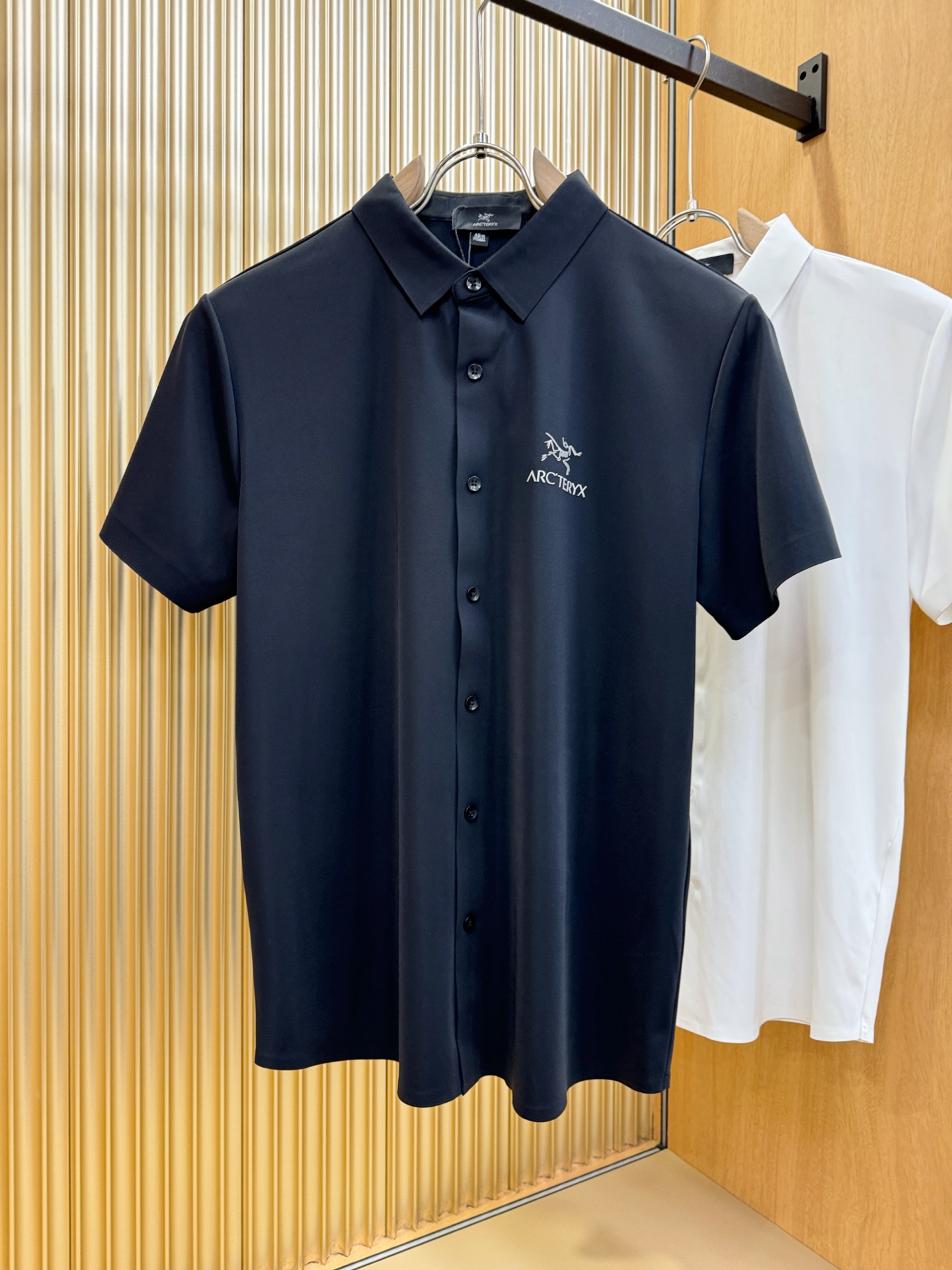 NO:429096,ARC'TERYX/Archaew Bird New shirt, trading company channels are rare, and it is on sale on the official website!  The classic casual shirt is matched with a unique design, simple, clean, classic and fashionable style design, which is a versatile style that can be switched at will. The fabric feels soft and delicate, and is extremely moisture-absorbing and breathable. It is comfortable to wear close to the body and skin-friendly. You can wear it alone or as a coat to wear it. Its versatile performance is beyond your imagination!  The top of the ready-to-wear is simple and fashionable without losing its elegance!  Code number M-4XL.,arc'teryx,jackets & coats,shirts,alexander wang19860909ARC‘TERYX/始祖鸟 新款衬衫,贸易公司渠道稀出,领先官网发售！经典休闲衬衫搭配独特的设计,简洁干净、经典时髦的版型设计,属于可随意切换风格的百搭款式,面料手感软糯细腻,极具吸湿透气性,贴身着穿亲肤舒适,即可单穿内搭、也可用来作为外套着穿搭配,其百搭性能超乎你的想象！成衣上身简约时髦又不失优雅感！码数M-4XL.,arc'teryx,jackets & coats,shirts,alexander wang,Men's clothing