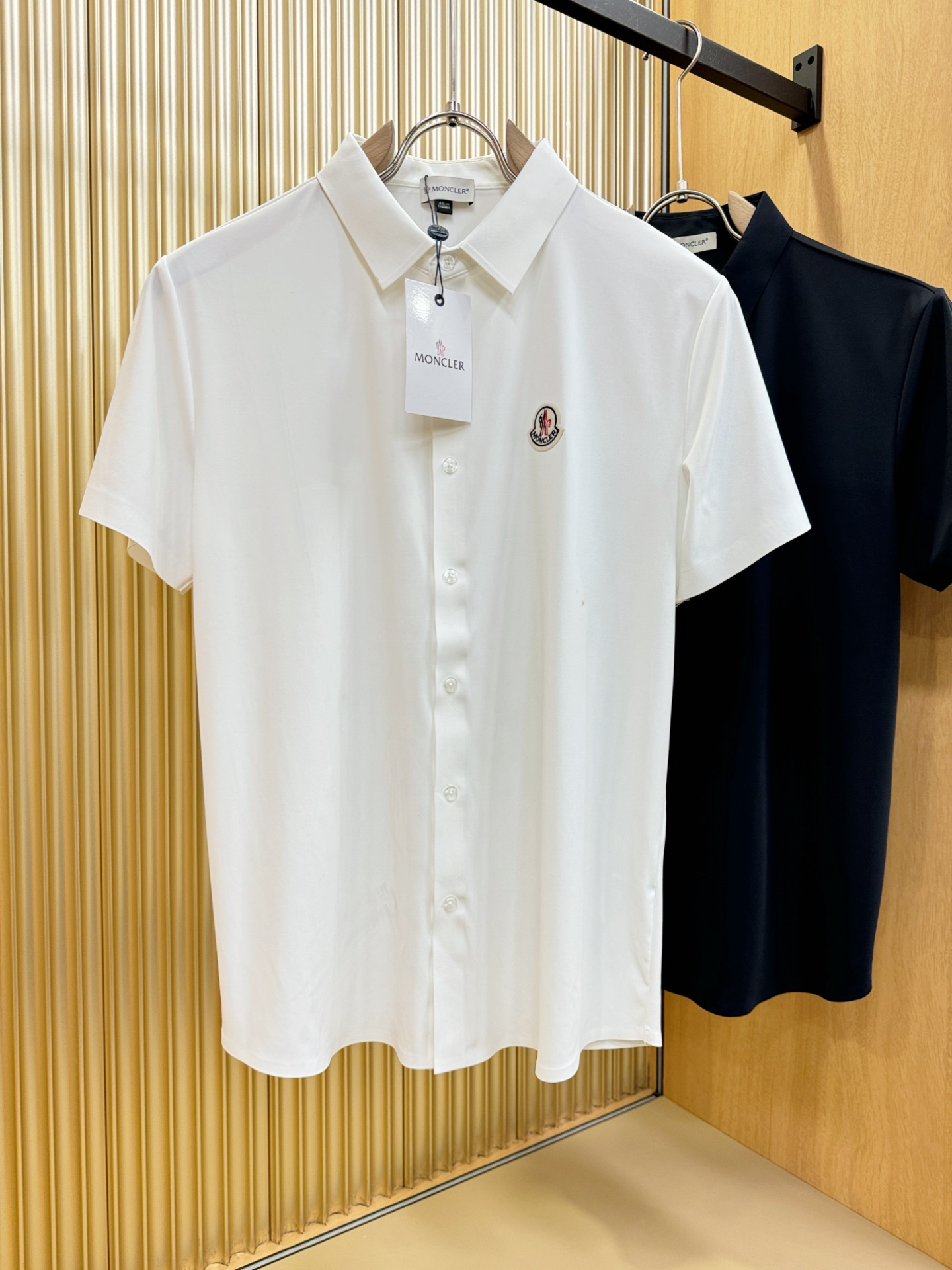 NO:429091,Moncler masking new shirts, trading company channels are rare, and they are on sale on the official website!  The classic casual shirt is matched with a unique design, simple, clean, classic and fashionable style design, which is a versatile style that can be switched at will. The fabric feels soft and delicate, and is extremely moisture-absorbing and breathable. It is comfortable to wear close to the body and skin-friendly. You can wear it alone or as a coat to wear it. Its versatile performance is beyond your imagination!  The top of the ready-to-wear is simple and fashionable without losing its elegance!  Code number M-4XL, Moncler, jackets & coats,shirts,alexander wang19860909Moncler蒙口 新款衬衫,贸易公司渠道稀出,领先官网发售！经典休闲衬衫搭配独特的设计,简洁干净、经典时髦的版型设计,属于可随意切换风格的百搭款式,面料手感软糯细腻,极具吸湿透气性,贴身着穿亲肤舒适,即可单穿内搭、也可用来作为外套着穿搭配,其百搭性能超乎你的想象！成衣上身简约时髦又不失优雅感！码数M-4XL,,Moncler,jackets & coats,shirts,alexander wang,Men's clothing