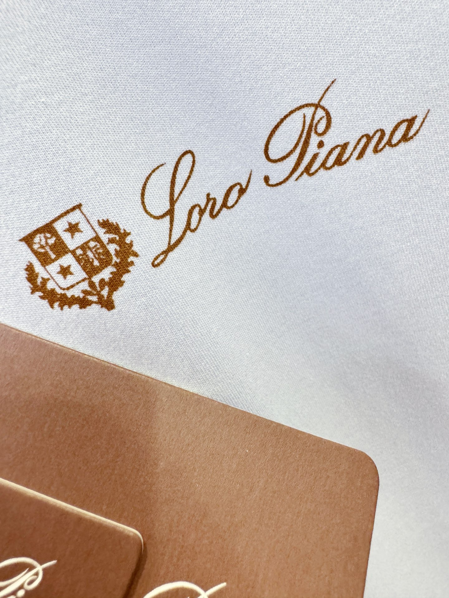  Loro Piana诺悠翩雅 顶级品质 2025款新品短袖！精选100支双面丝光棉面料，手感柔软。顶级