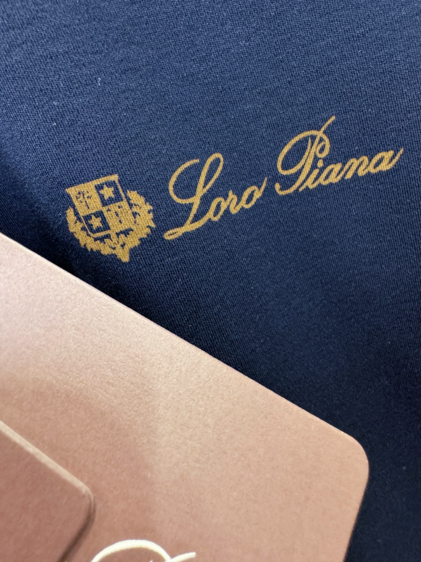  Loro Piana诺悠翩雅 顶级品质 2025款新品短袖！精选100支双面丝光棉面料，手感柔软。顶级