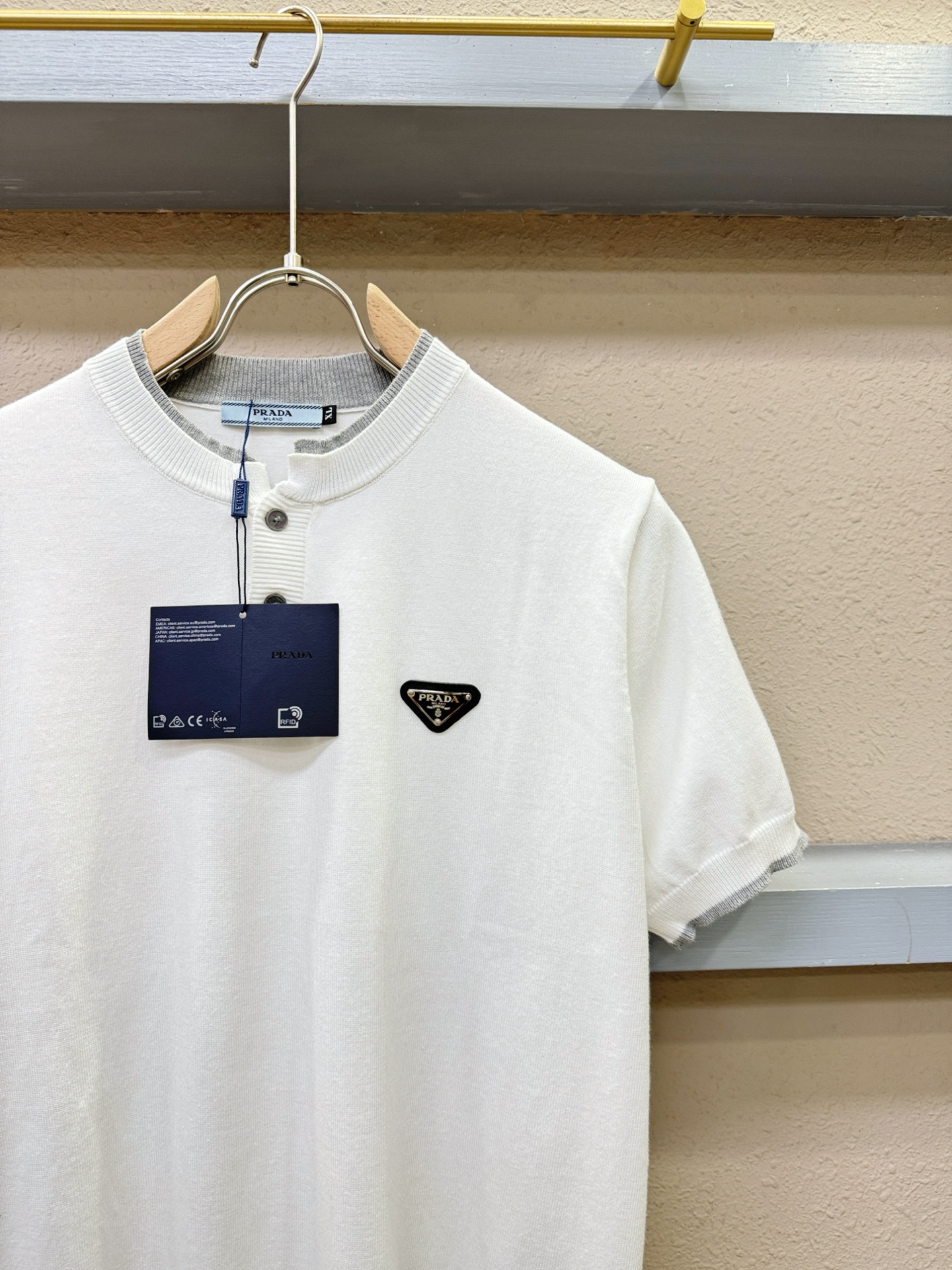  PRADA 普拉达 2025春夏新品针织短袖，进口针织面料，手感柔软。顶级进口私货，时尚设计潮流短袖针