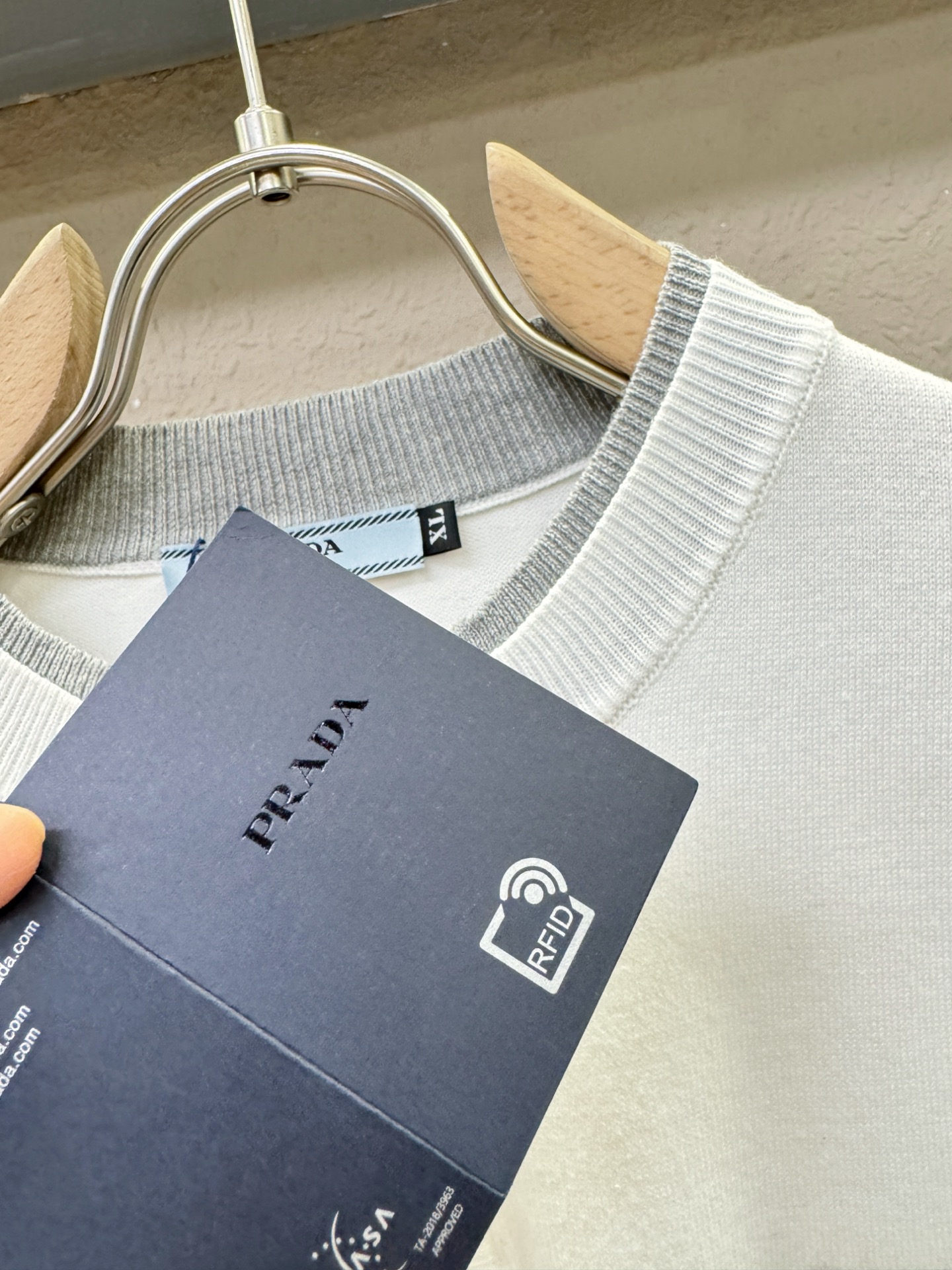  PRADA 普拉达 2025春夏新品针织短袖，进口针织面料，手感柔软。顶级进口私货，时尚设计潮流短袖针