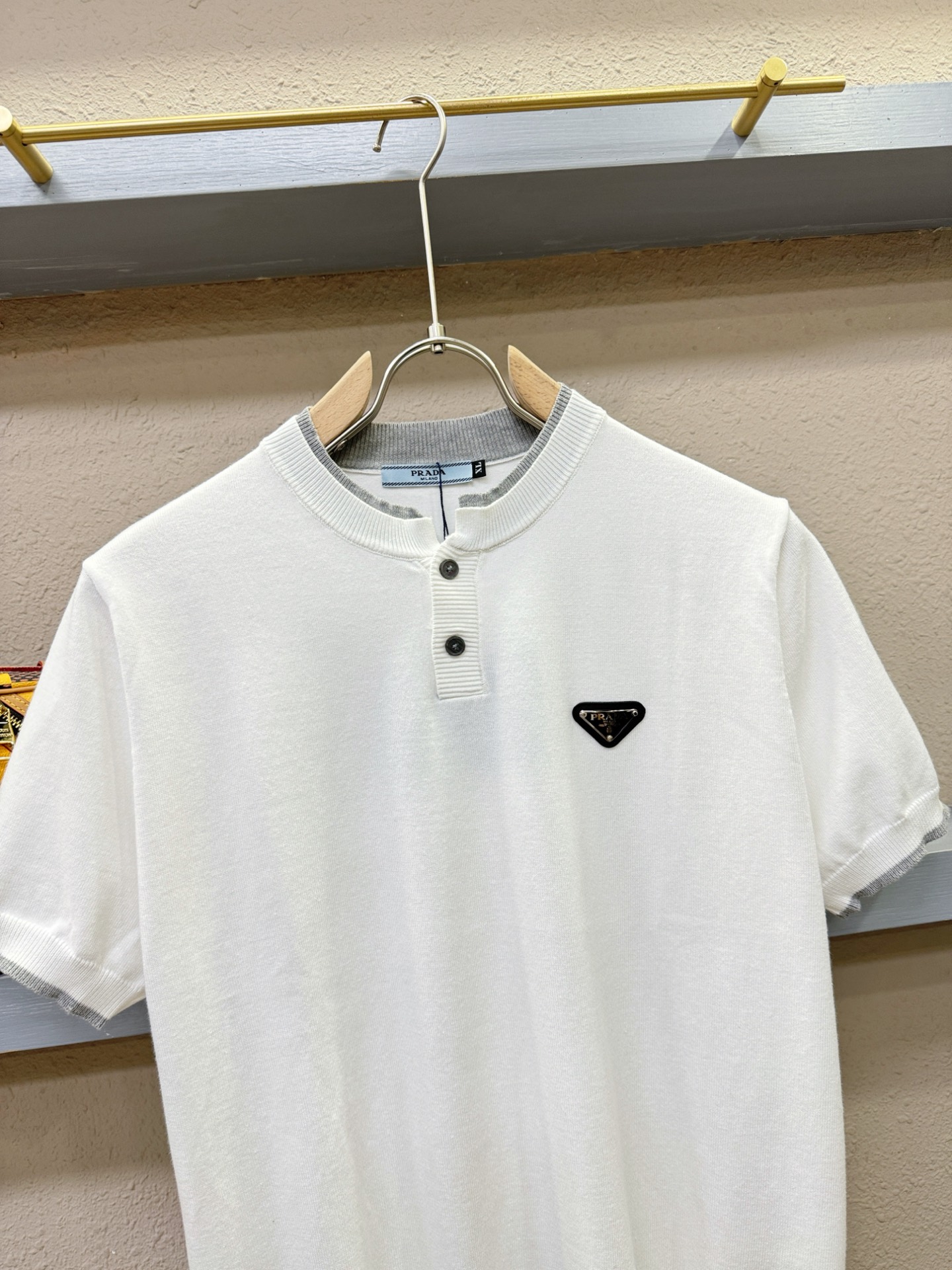  PRADA 普拉达 2025春夏新品针织短袖，进口针织面料，手感柔软。顶级进口私货，时尚设计潮流短袖针