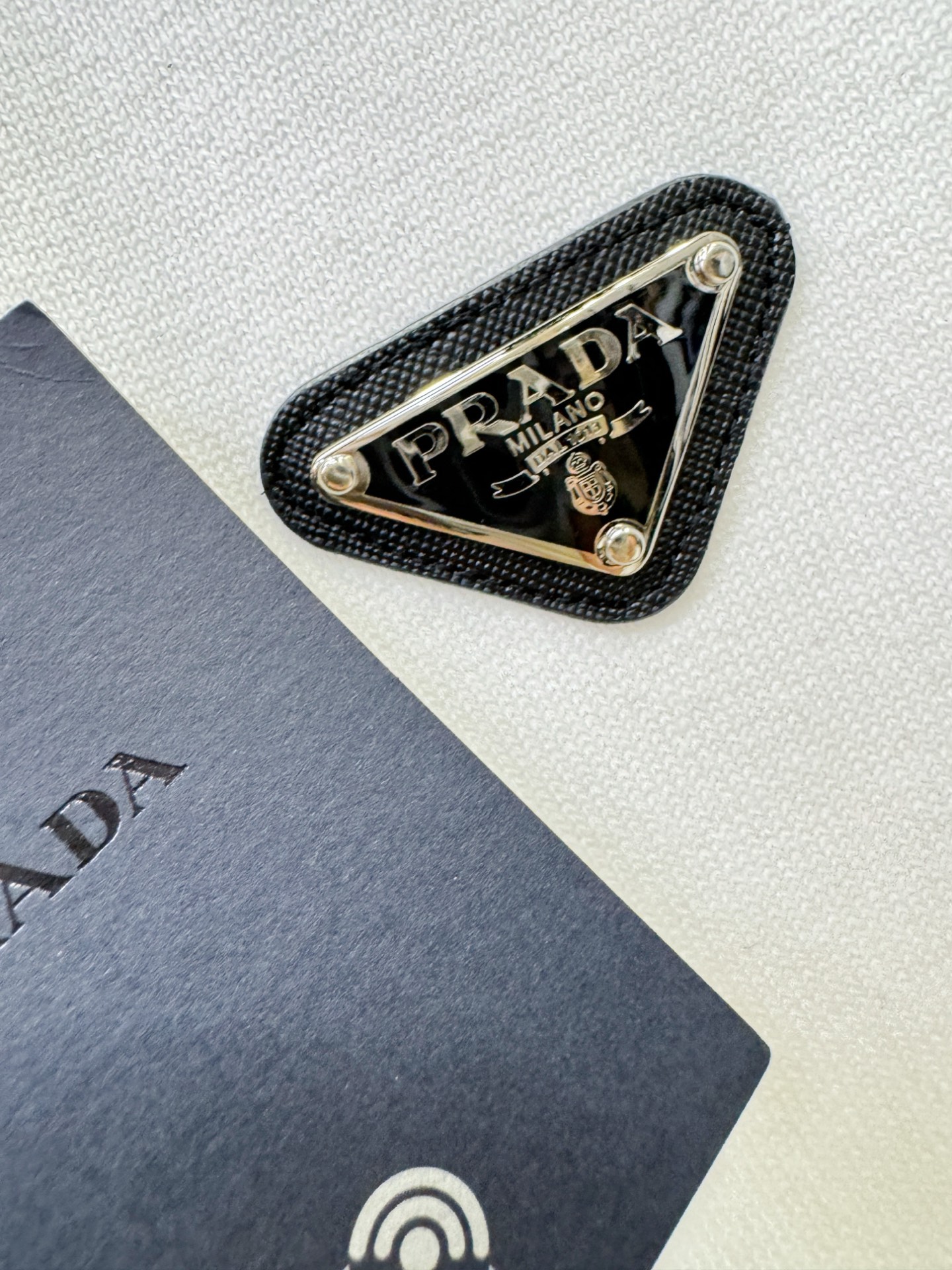  PRADA 普拉达 2025春夏新品针织短袖，进口针织面料，手感柔软。顶级进口私货，时尚设计潮流短袖针