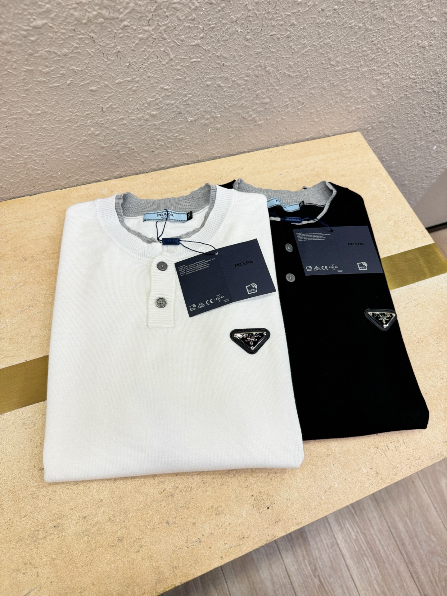  PRADA 普拉达 2025春夏新品针织短袖，进口针织面料，手感柔软。顶级进口私货，时尚设计潮流短袖针