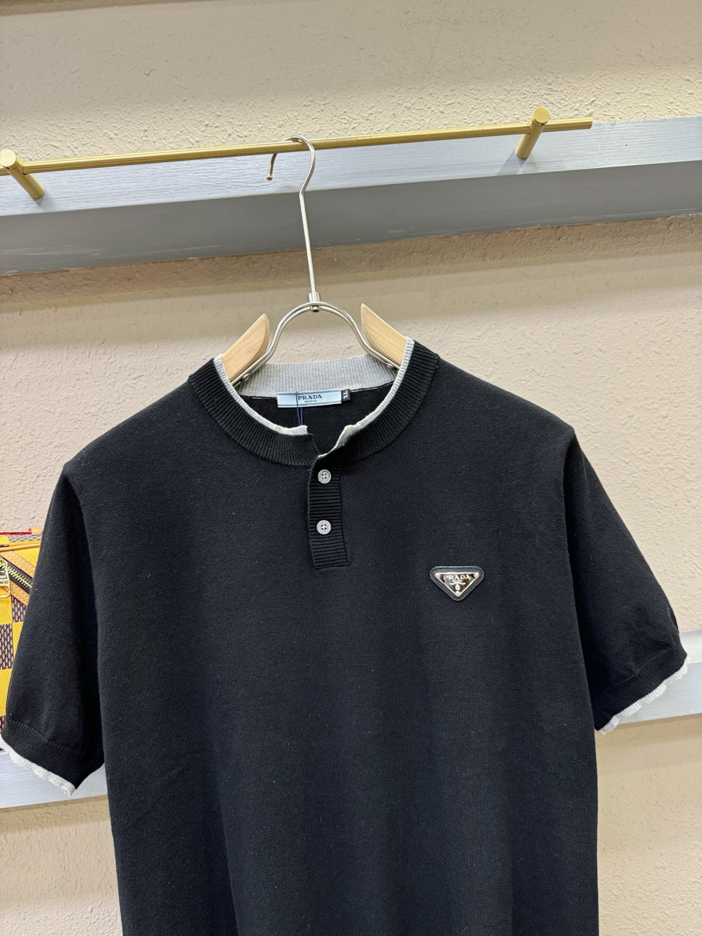  PRADA 普拉达 2025春夏新品针织短袖，进口针织面料，手感柔软。顶级进口私货，时尚设计潮流短袖针