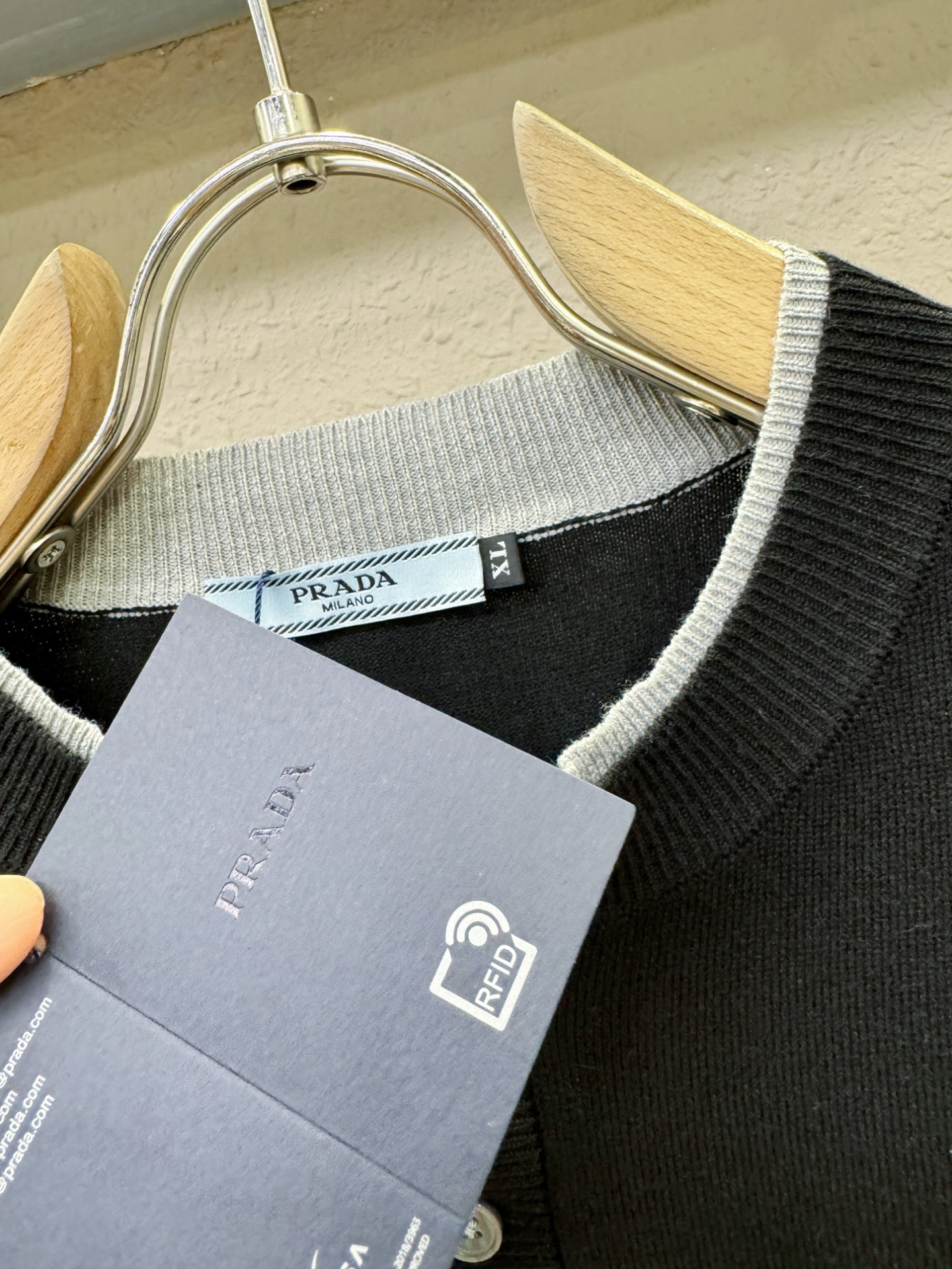  PRADA 普拉达 2025春夏新品针织短袖，进口针织面料，手感柔软。顶级进口私货，时尚设计潮流短袖针
