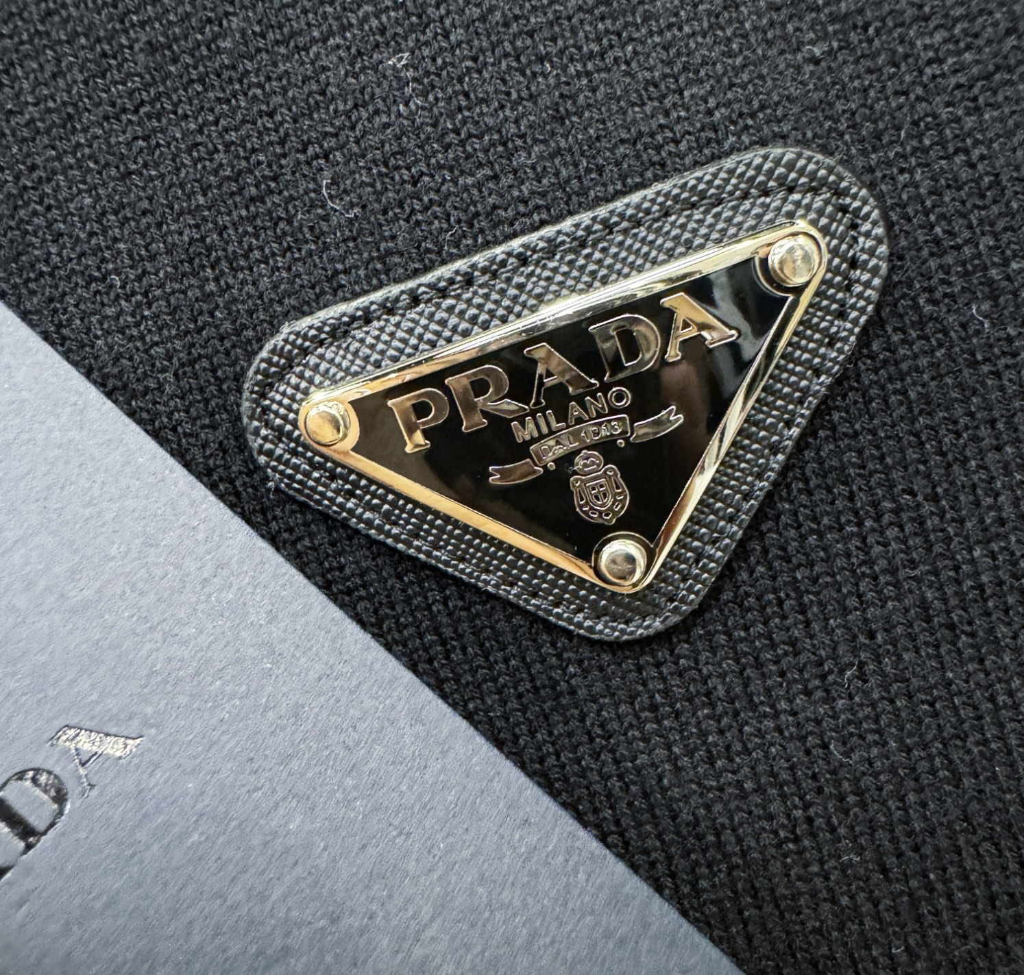  PRADA 普拉达 2025春夏新品针织短袖，进口针织面料，手感柔软。顶级进口私货，时尚设计潮流短袖针