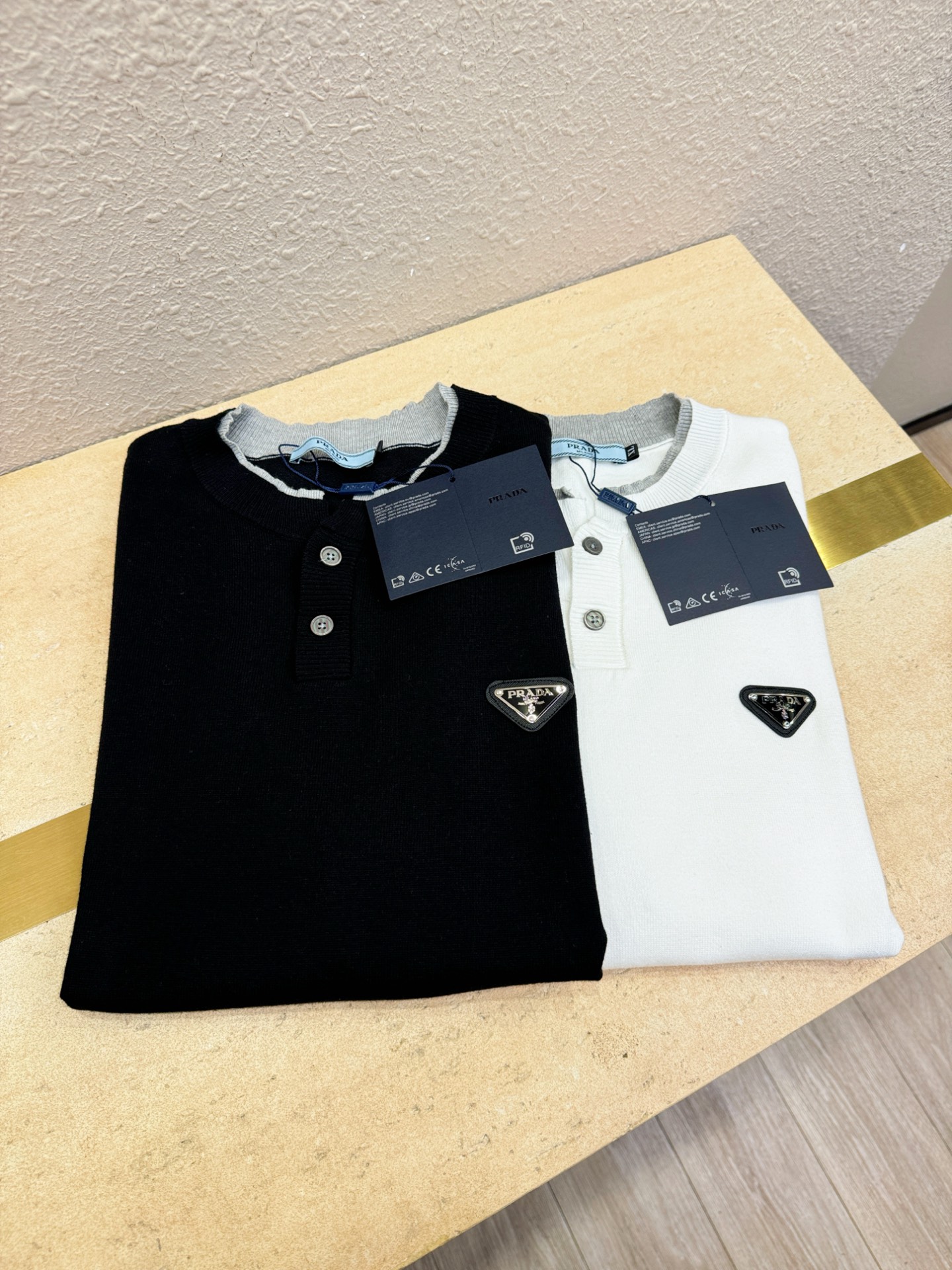  PRADA 普拉达 2025春夏新品针织短袖，进口针织面料，手感柔软。顶级进口私货，时尚设计潮流短袖针