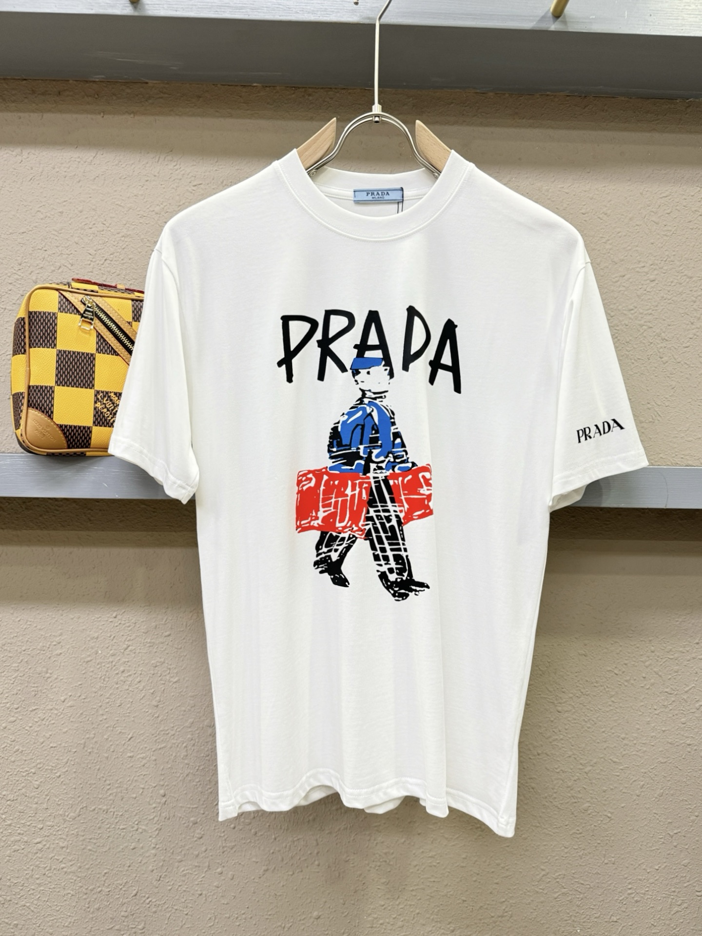  PRADA 普拉达 2025春夏新款短袖T恤！走秀图案时尚休闲短袖T恤衫！设计logo设计！棉+天丝面