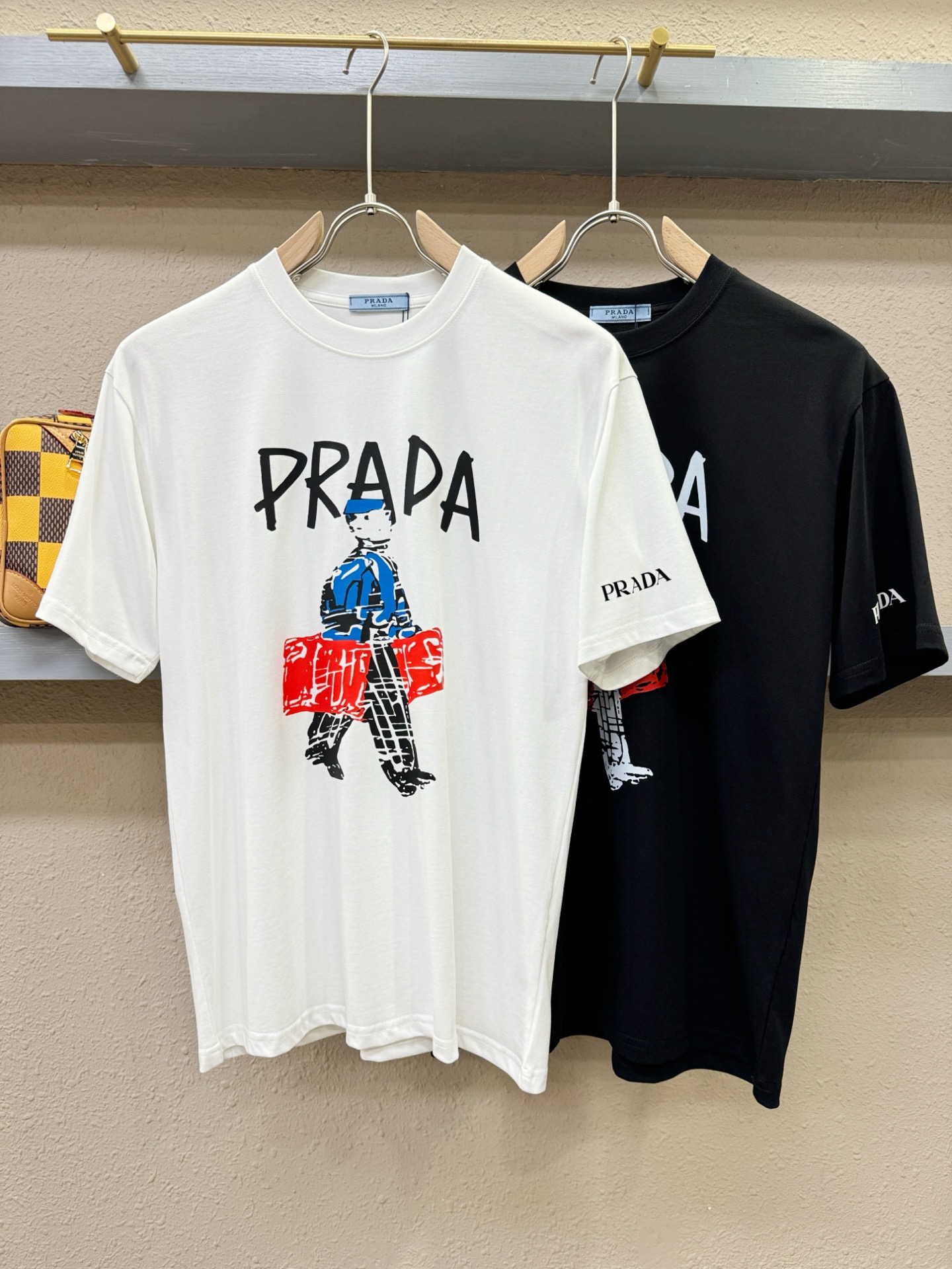  PRADA 普拉达 2025春夏新款短袖T恤！走秀图案时尚休闲短袖T恤衫！设计logo设计！棉+天丝面