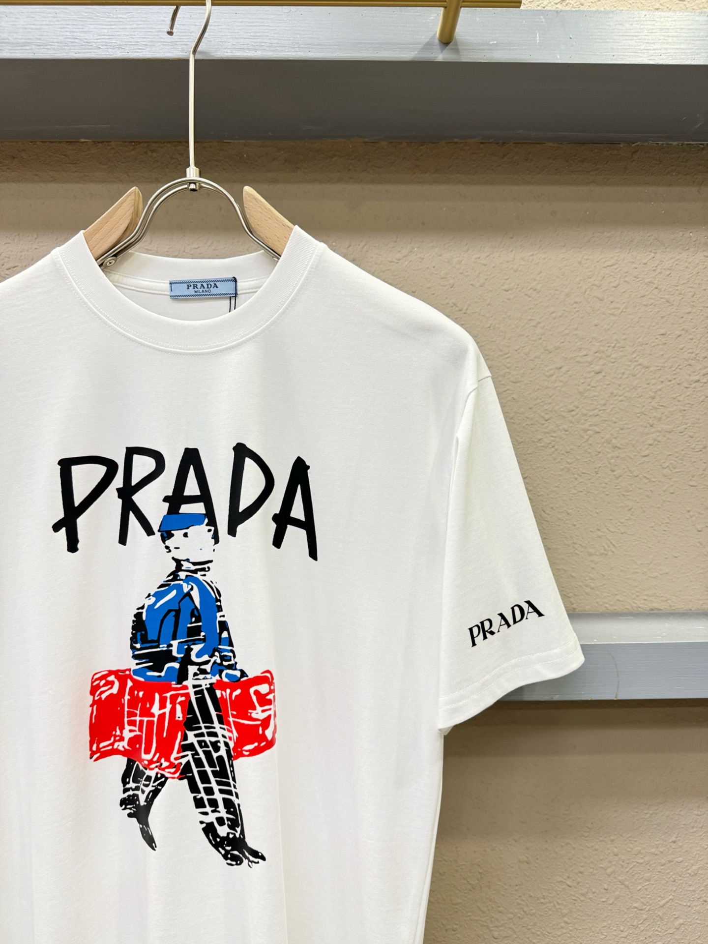  PRADA 普拉达 2025春夏新款短袖T恤！走秀图案时尚休闲短袖T恤衫！设计logo设计！棉+天丝面