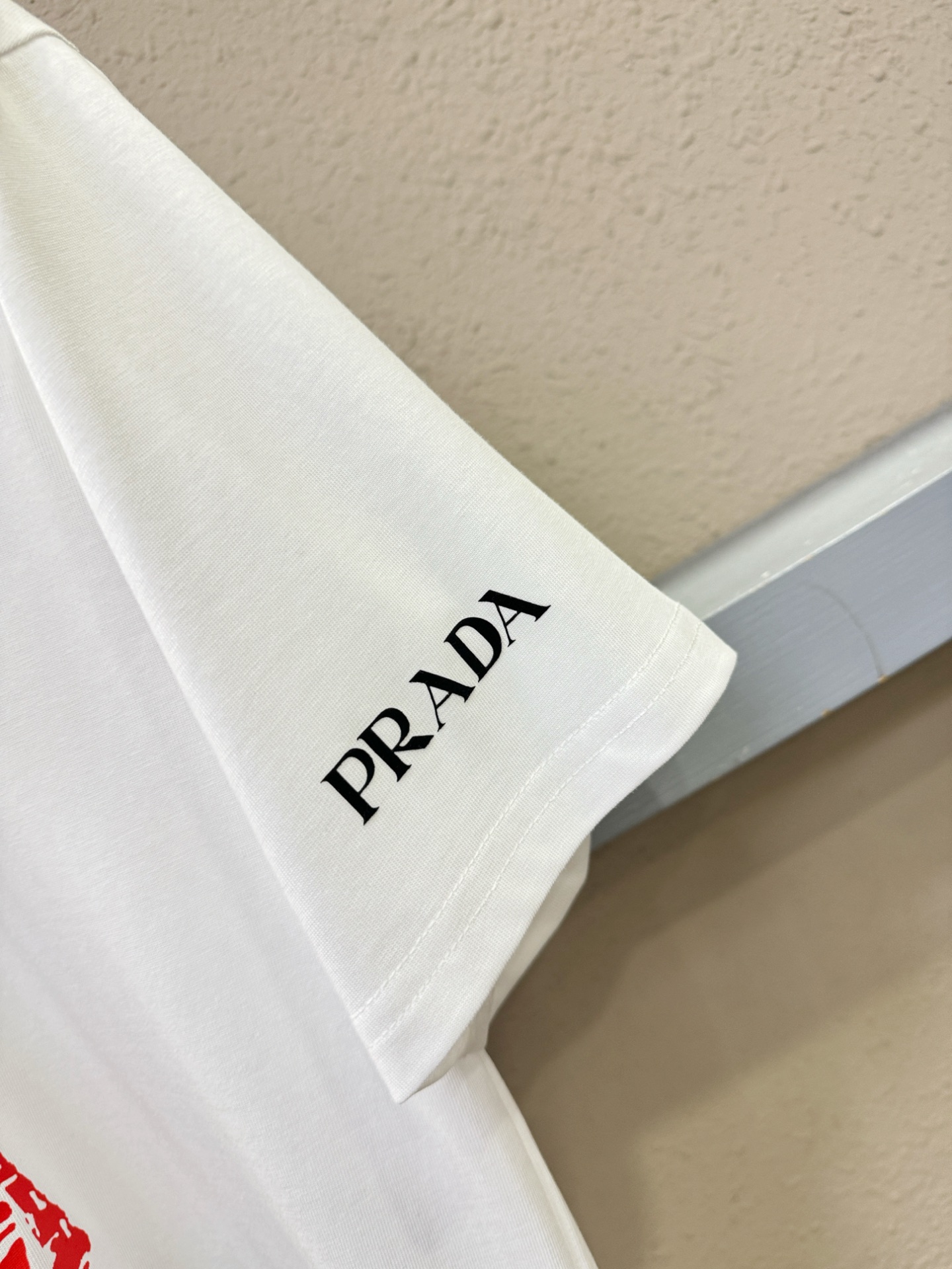  PRADA 普拉达 2025春夏新款短袖T恤！走秀图案时尚休闲短袖T恤衫！设计logo设计！棉+天丝面