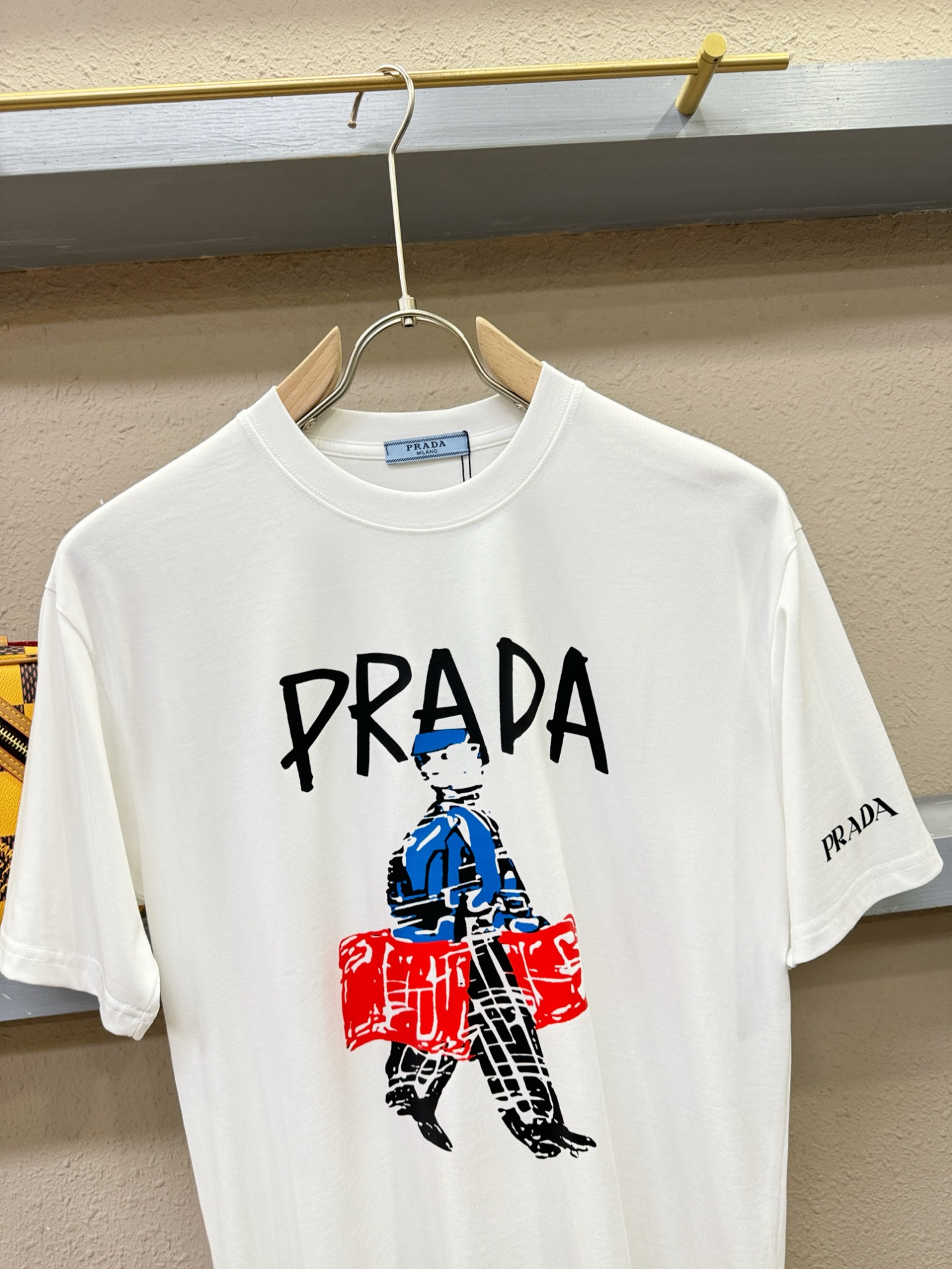  PRADA 普拉达 2025春夏新款短袖T恤！走秀图案时尚休闲短袖T恤衫！设计logo设计！棉+天丝面