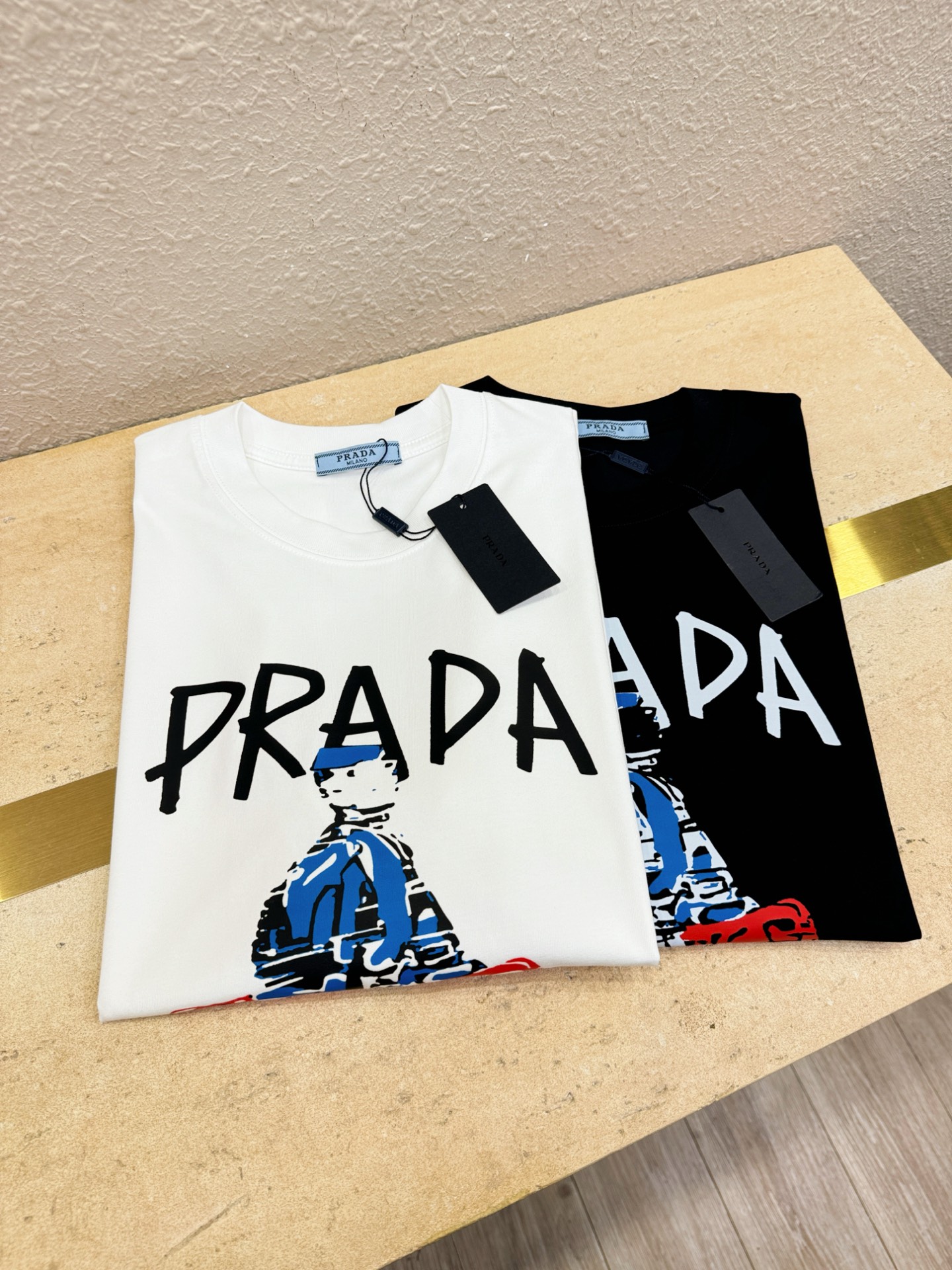  PRADA 普拉达 2025春夏新款短袖T恤！走秀图案时尚休闲短袖T恤衫！设计logo设计！棉+天丝面