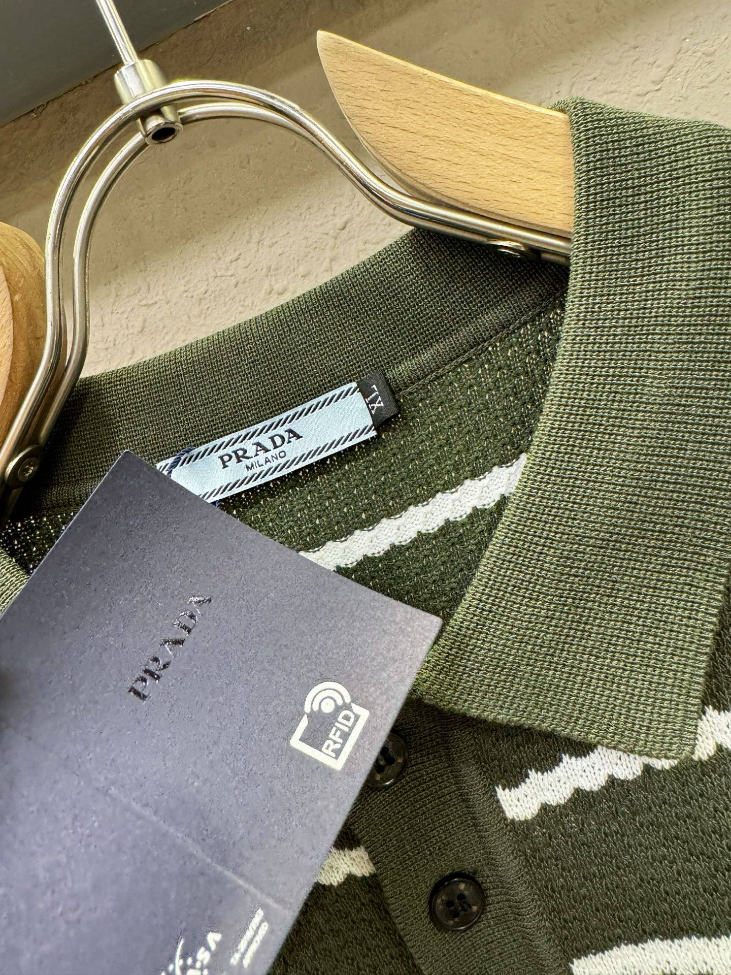  PRADA 普拉达  2025春夏新品针织短袖，进口针织面料，手感柔软。顶级进口私货，时尚设计潮流短袖