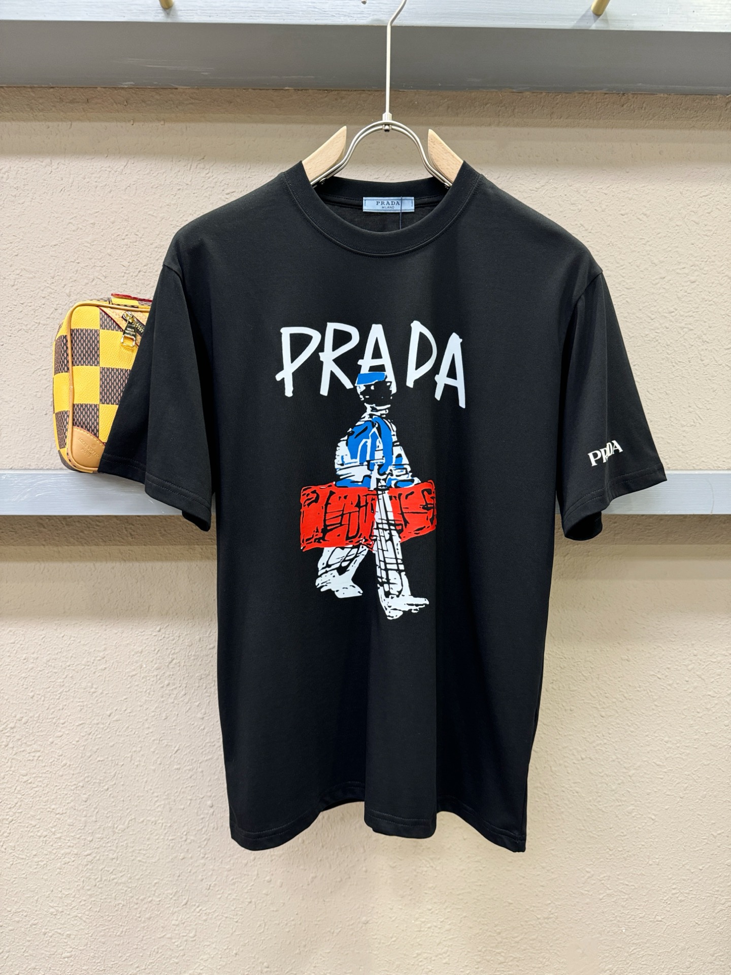  PRADA 普拉达 2025春夏新款短袖T恤！走秀图案时尚休闲短袖T恤衫！设计logo设计！棉+天丝面