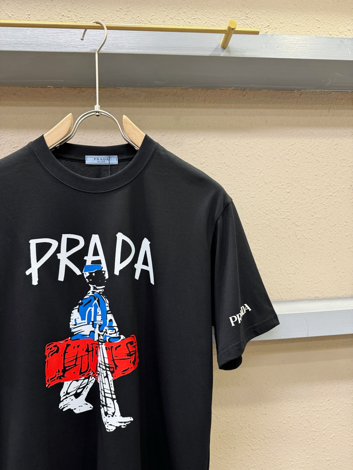  PRADA 普拉达 2025春夏新款短袖T恤！走秀图案时尚休闲短袖T恤衫！设计logo设计！棉+天丝面