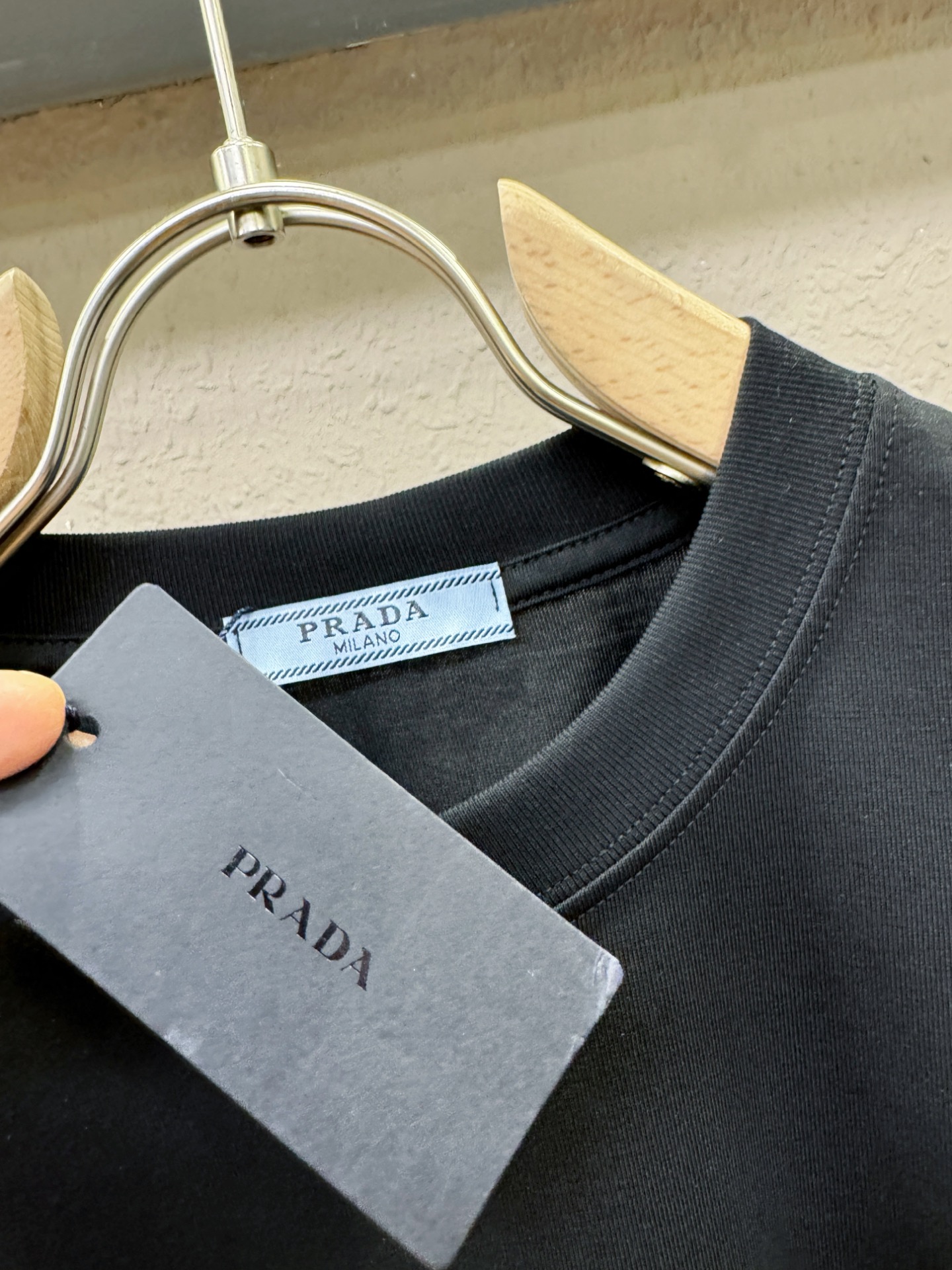  PRADA 普拉达 2025春夏新款短袖T恤！走秀图案时尚休闲短袖T恤衫！设计logo设计！棉+天丝面