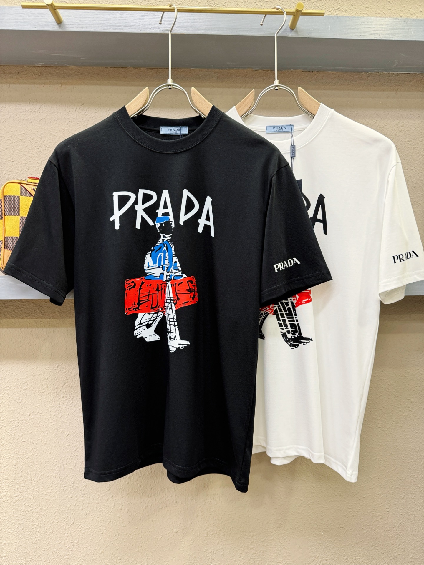  PRADA 普拉达 2025春夏新款短袖T恤！走秀图案时尚休闲短袖T恤衫！设计logo设计！棉+天丝面
