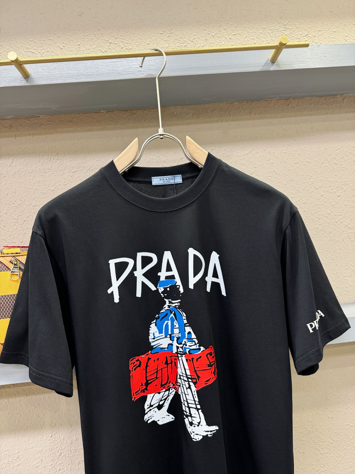  PRADA 普拉达 2025春夏新款短袖T恤！走秀图案时尚休闲短袖T恤衫！设计logo设计！棉+天丝面