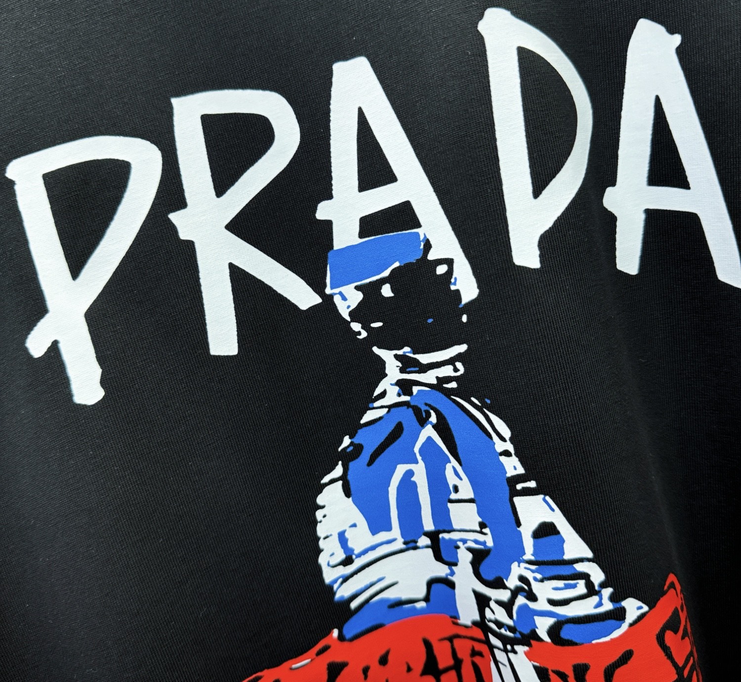 PRADA 普拉达 2025春夏新款短袖T恤！走秀图案时尚休闲短袖T恤衫！设计logo设计！棉+天丝面