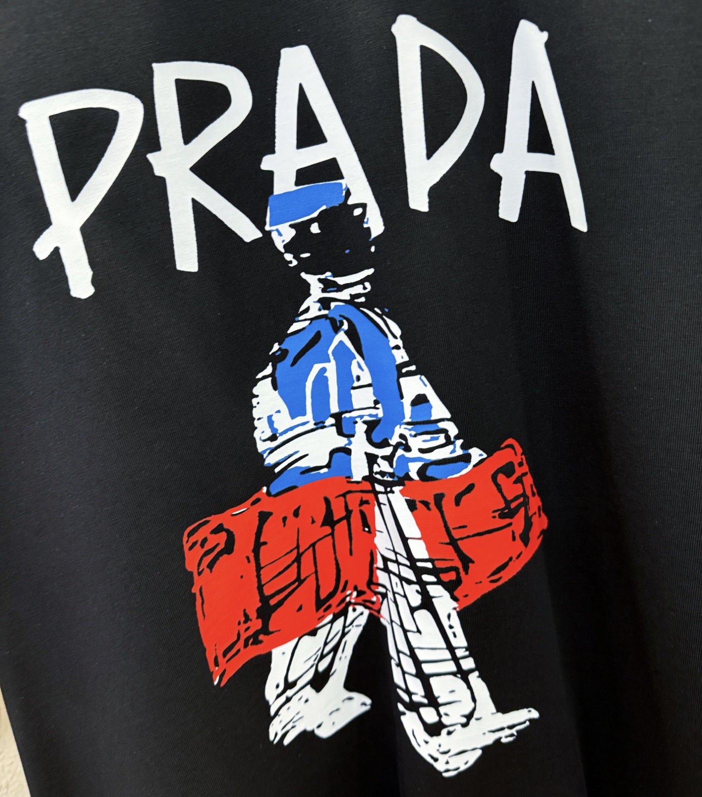  PRADA 普拉达 2025春夏新款短袖T恤！走秀图案时尚休闲短袖T恤衫！设计logo设计！棉+天丝面