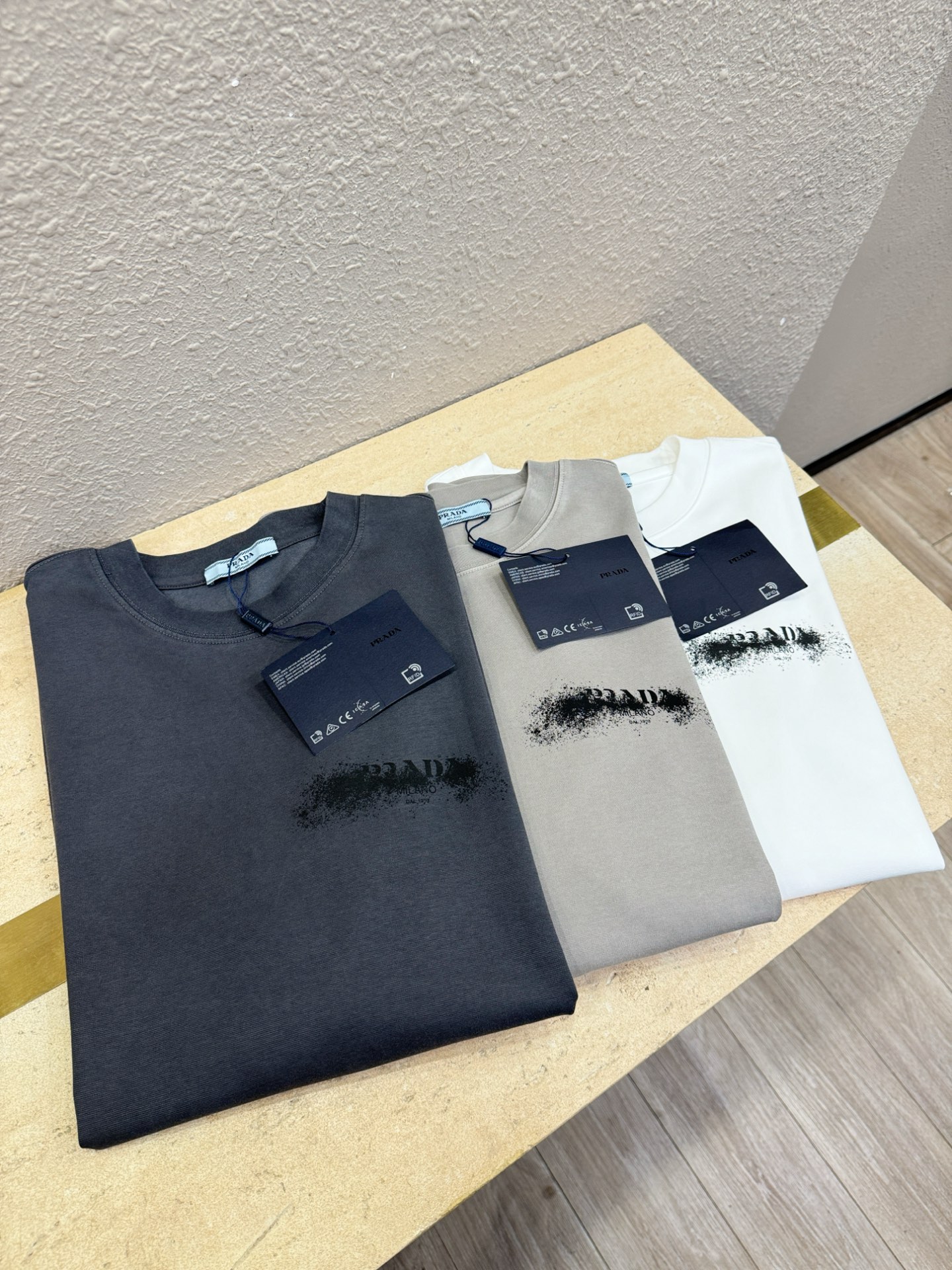  (最大可穿240斤) PRADA 普拉达 2025春夏新款短袖T恤！走秀图案时尚休闲短袖T恤衫！设计l