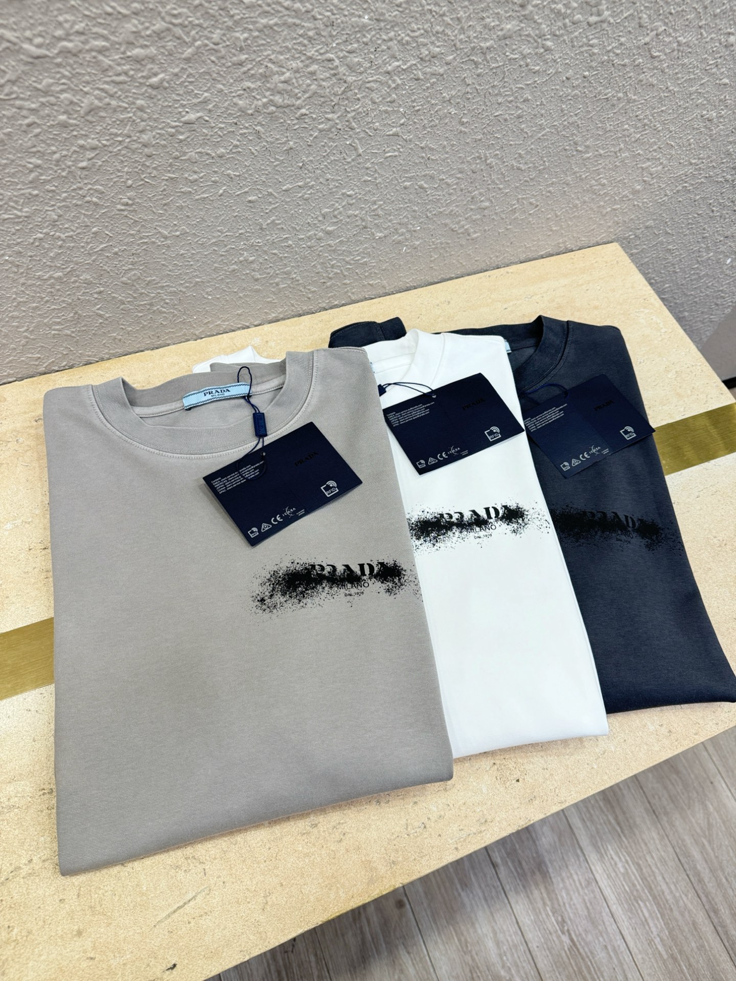  (最大可穿240斤) PRADA 普拉达 2025春夏新款短袖T恤！走秀图案时尚休闲短袖T恤衫！设计l