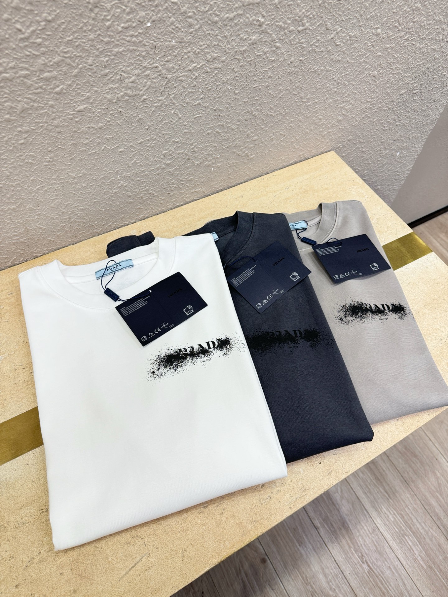  (最大可穿240斤) PRADA 普拉达 2025春夏新款短袖T恤！走秀图案时尚休闲短袖T恤衫！设计l