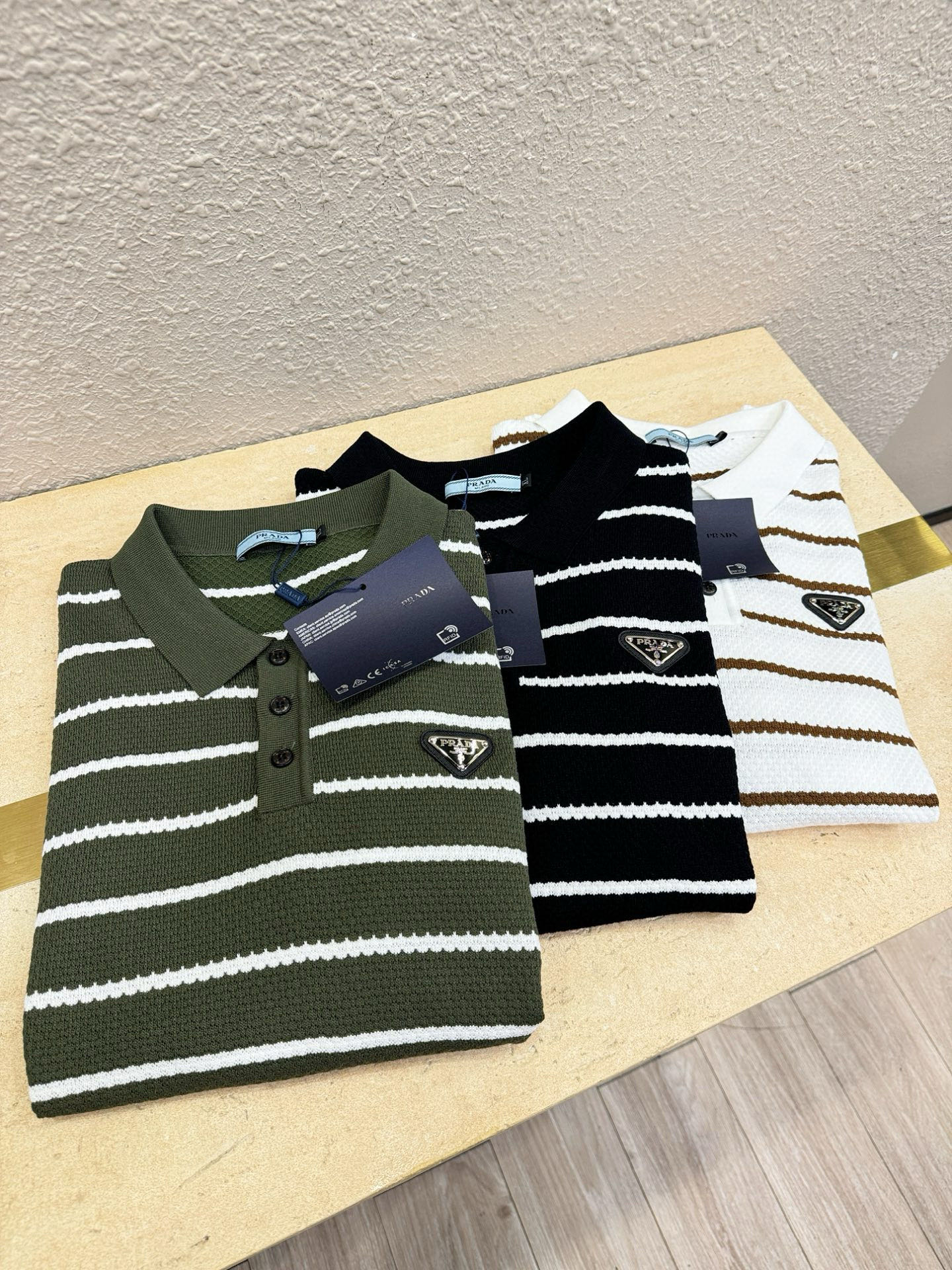  PRADA 普拉达  2025春夏新品针织短袖，进口针织面料，手感柔软。顶级进口私货，时尚设计潮流短袖