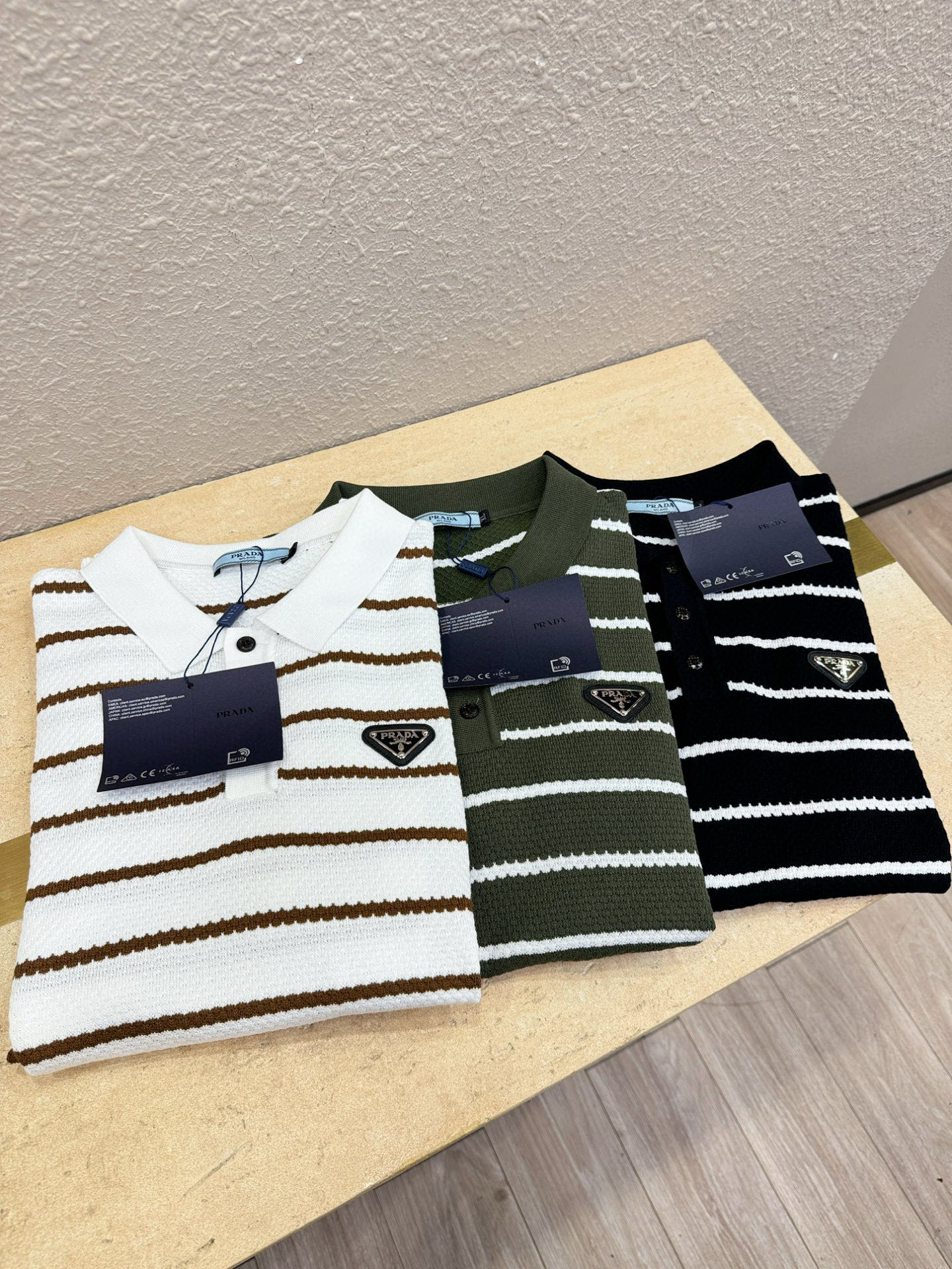  PRADA 普拉达  2025春夏新品针织短袖，进口针织面料，手感柔软。顶级进口私货，时尚设计潮流短袖