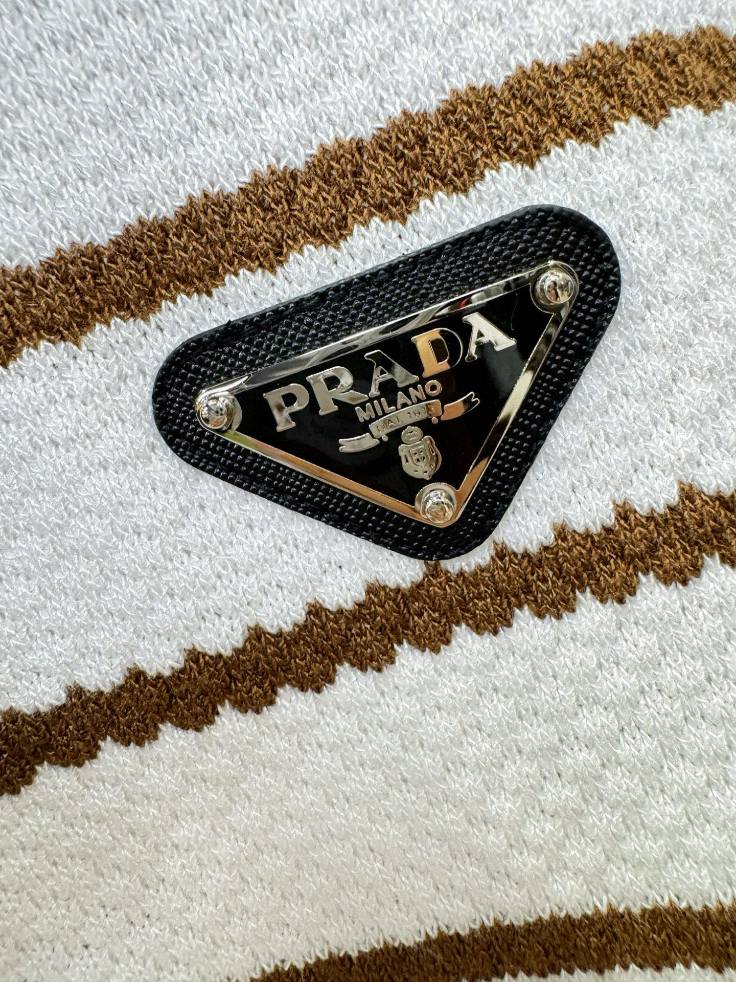  PRADA 普拉达  2025春夏新品针织短袖，进口针织面料，手感柔软。顶级进口私货，时尚设计潮流短袖