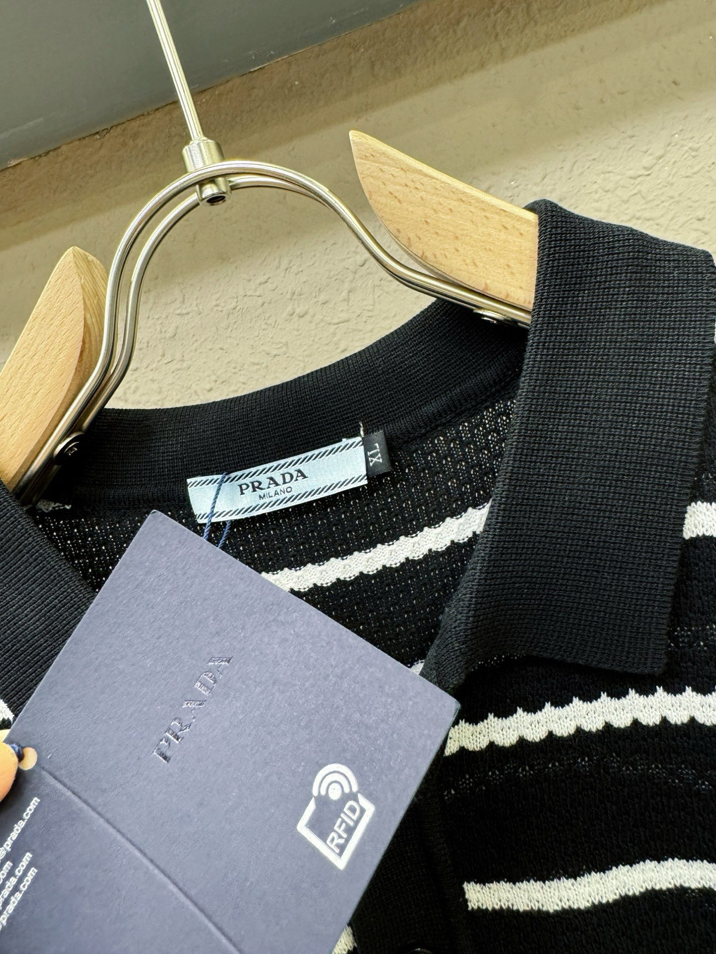  PRADA 普拉达  2025春夏新品针织短袖，进口针织面料，手感柔软。顶级进口私货，时尚设计潮流短袖
