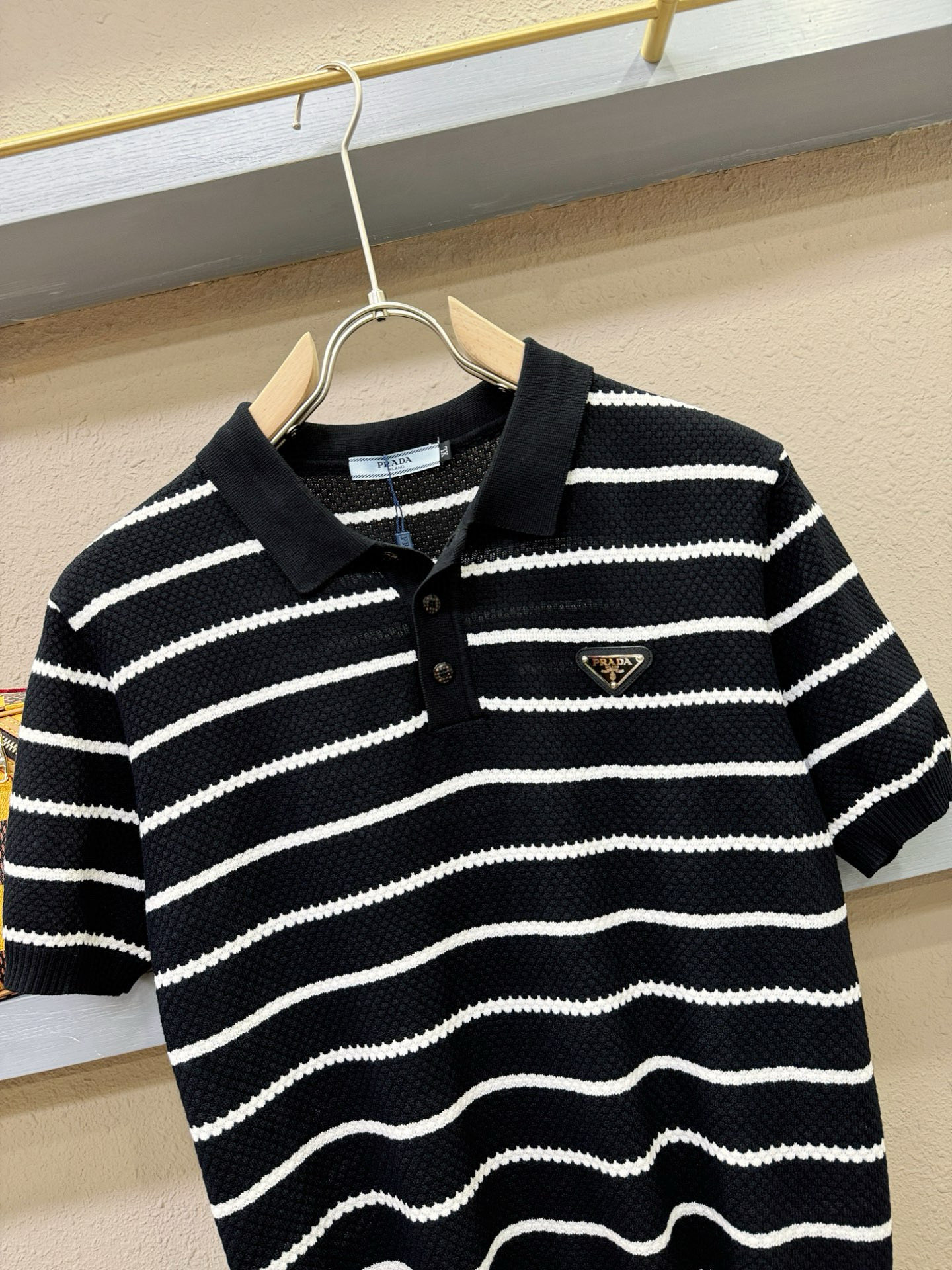  PRADA 普拉达  2025春夏新品针织短袖，进口针织面料，手感柔软。顶级进口私货，时尚设计潮流短袖