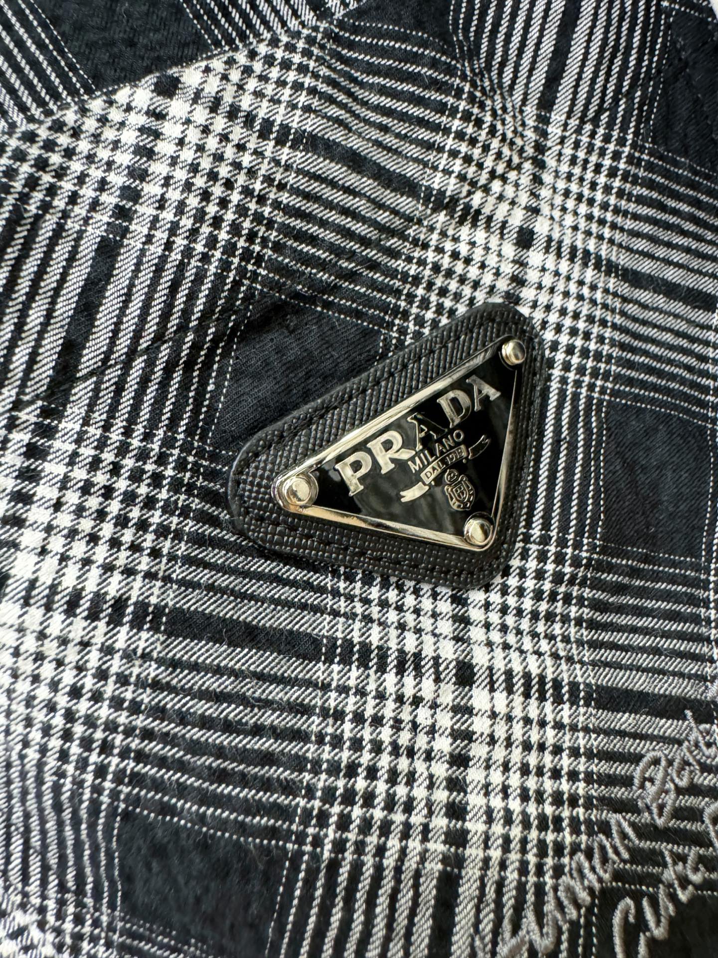  PRADA 普拉达 2025ss新款衬衣，贸易公司渠道稀出，领先官网发售！经典休闲衬衫搭配独特的设计，