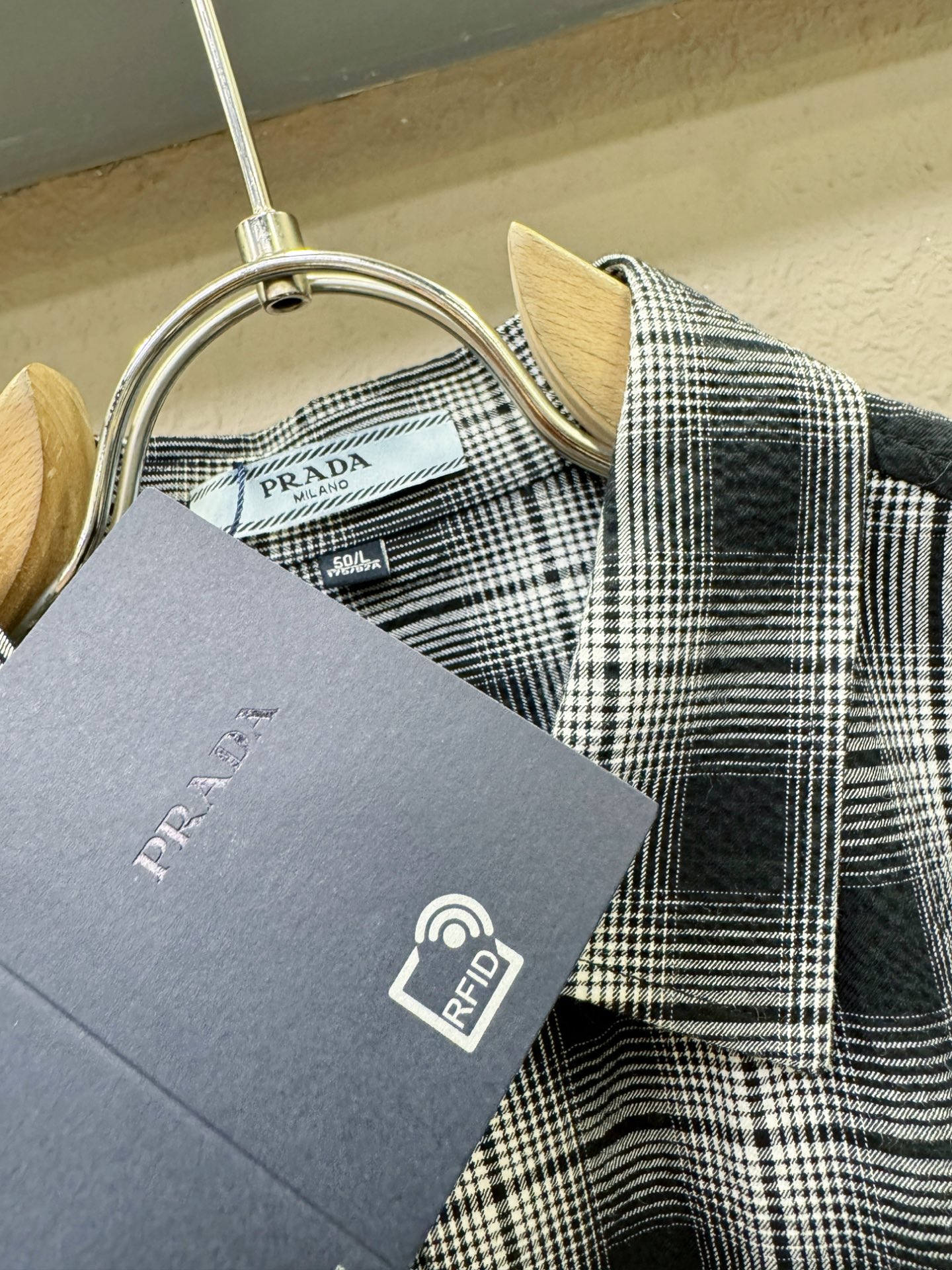  PRADA 普拉达 2025ss新款衬衣，贸易公司渠道稀出，领先官网发售！经典休闲衬衫搭配独特的设计，