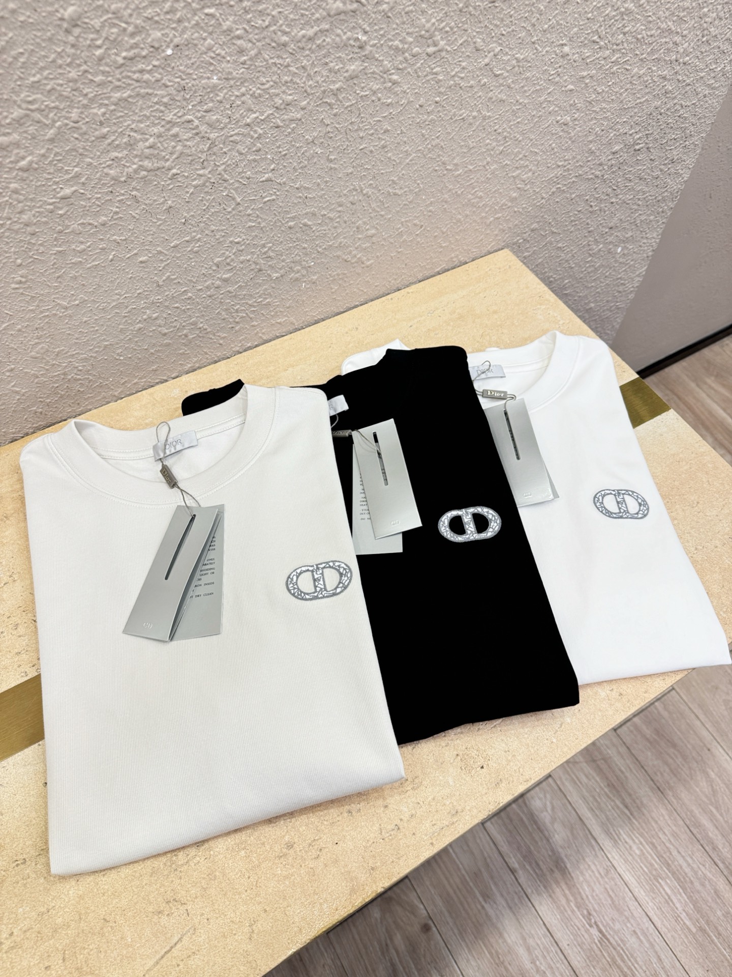  Dior迪奥 2025款新品短袖！原版定制面料，手感柔软。顶级进口私货，时尚设计潮流短袖，不失奢华 品