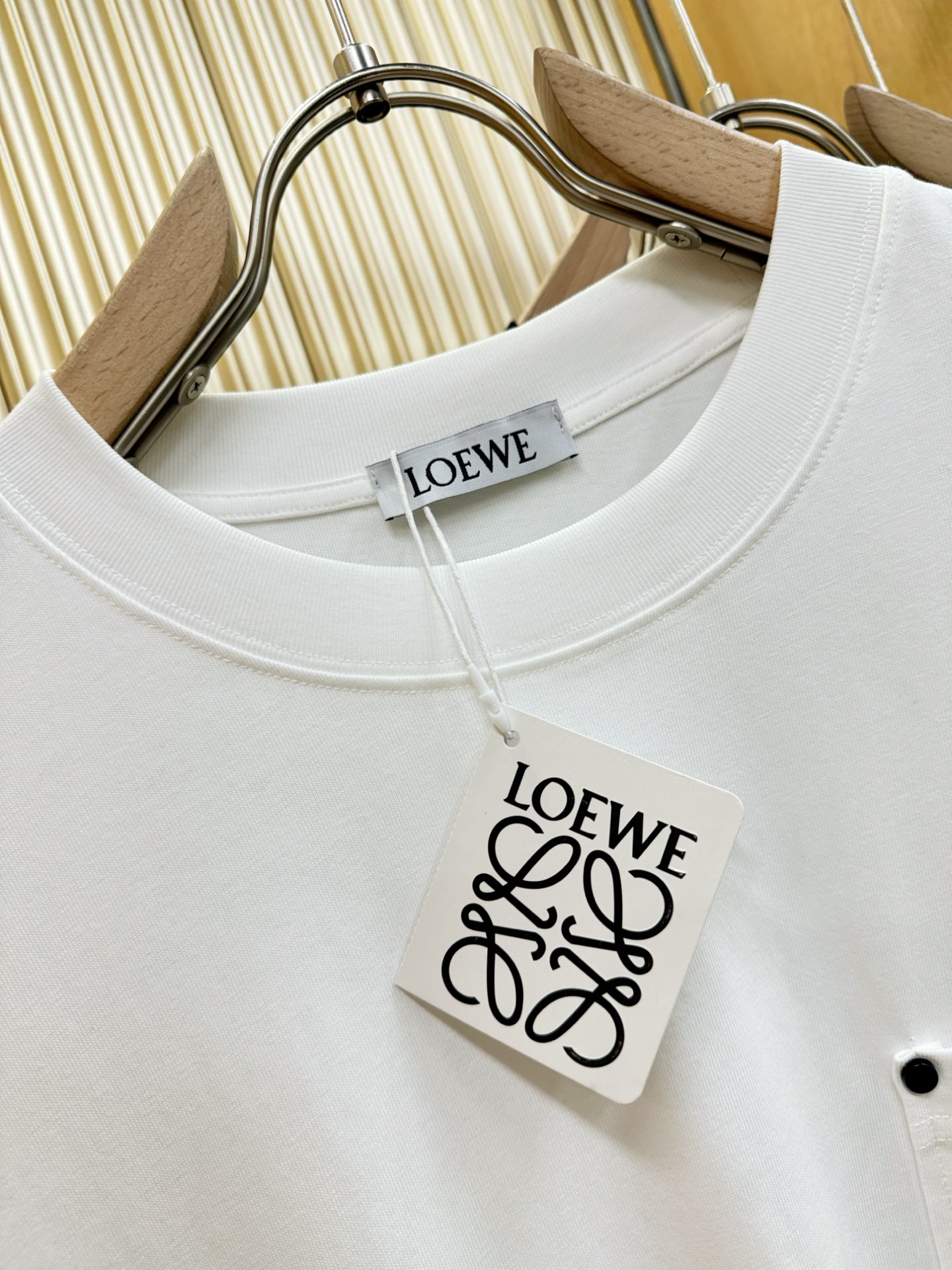  LOEWE罗意威 顶级品质 2025款新品短袖！精选顶级原版面料，手感柔软。顶级进口私货，时尚设计潮流
