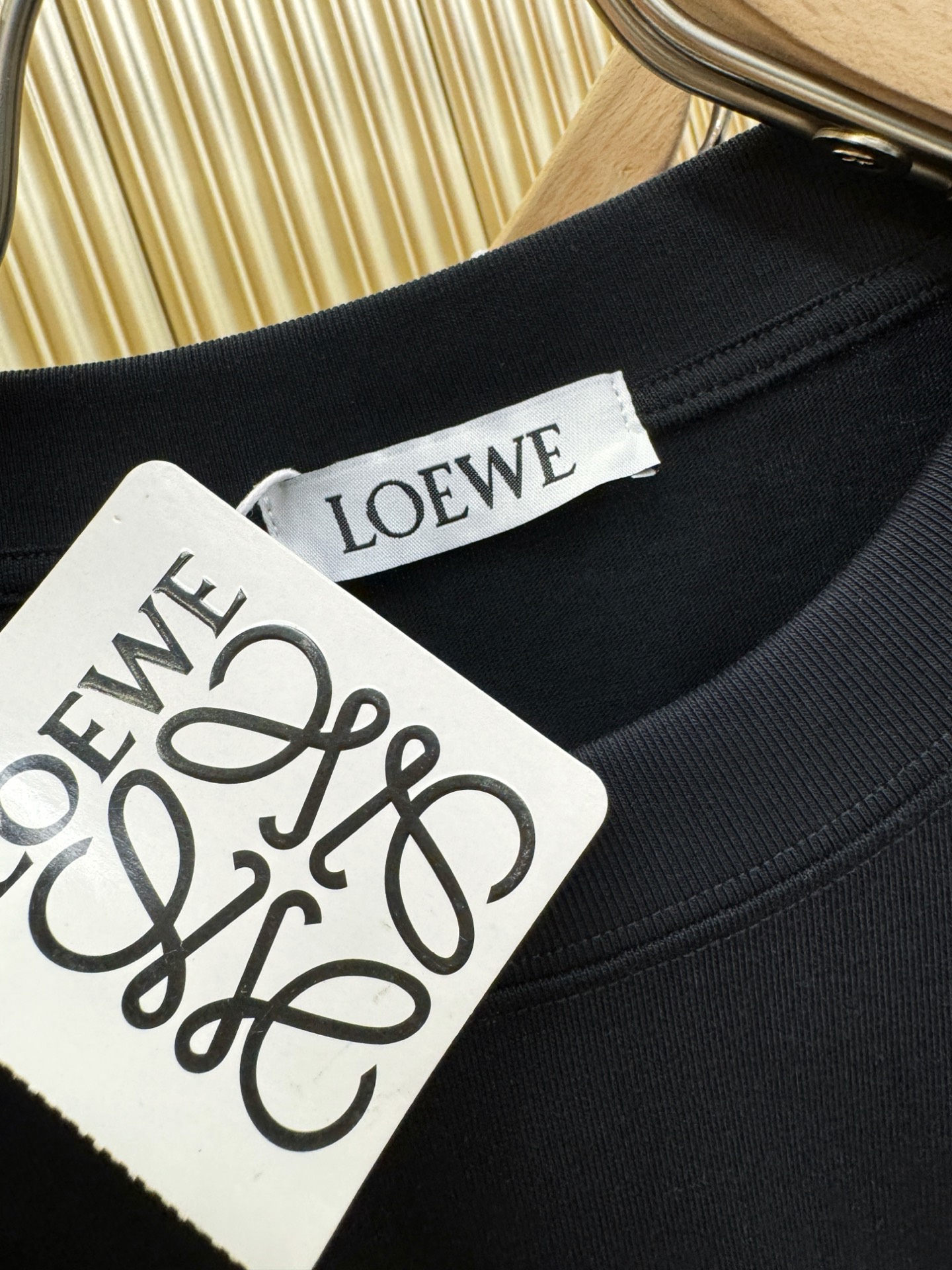  LOEWE罗意威 顶级品质 2025款新品短袖！精选顶级原版面料，手感柔软。顶级进口私货，时尚设计潮流