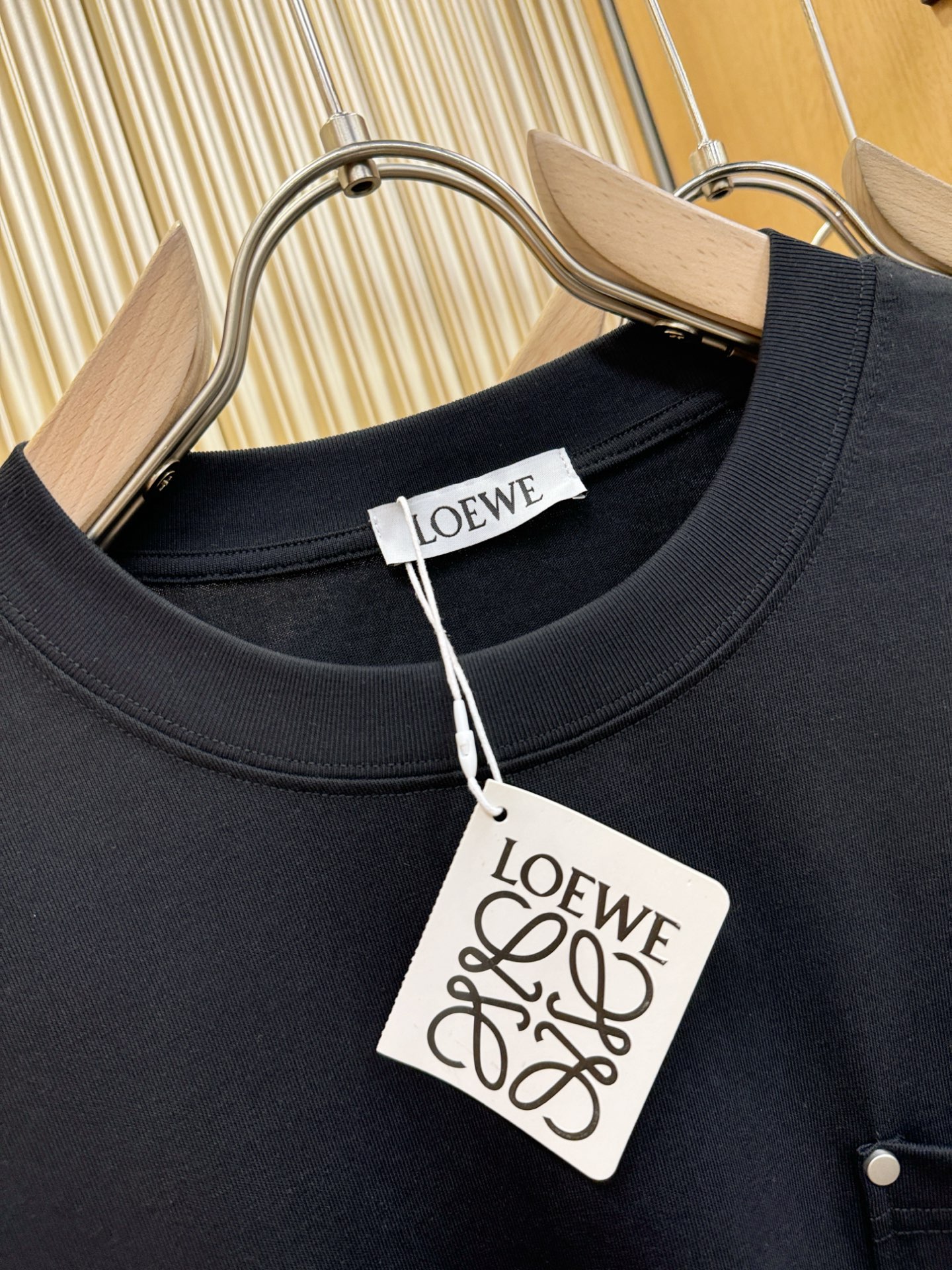  LOEWE罗意威 顶级品质 2025款新品短袖！精选顶级原版面料，手感柔软。顶级进口私货，时尚设计潮流